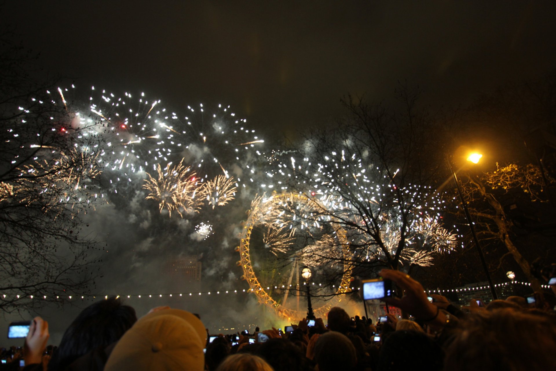 Fuegos artificiales y tradiciones de vísperas de Año Nuevo de Londres