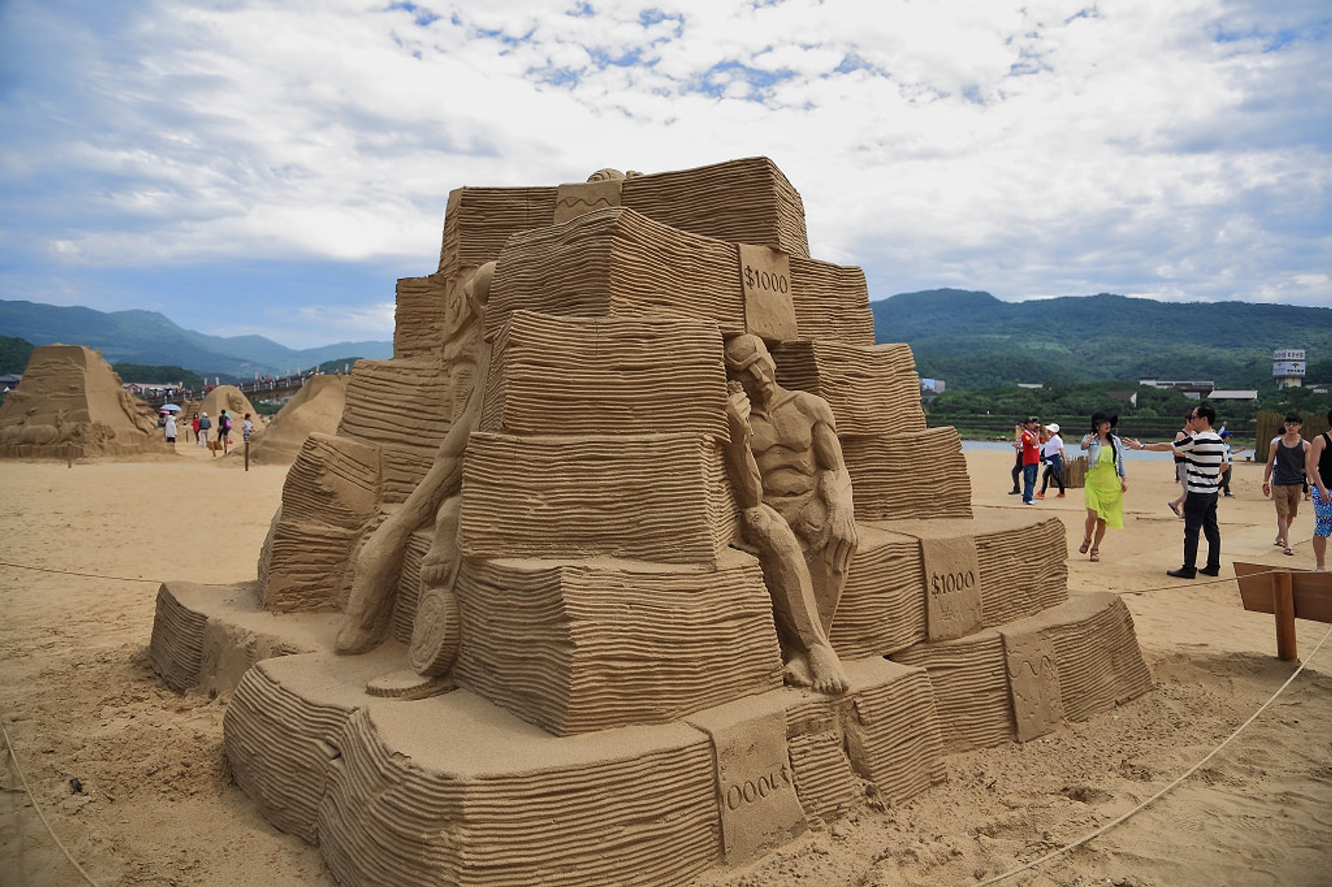 Disney-themed sand sculptures displayed in E China, Society