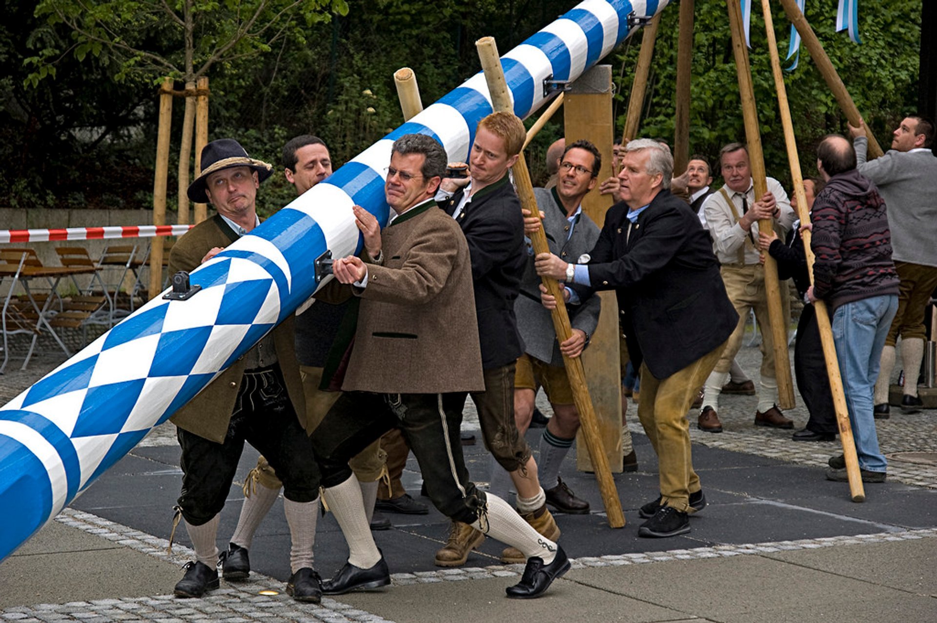 Maibaumaufstellen (Festival del Día de Mayo)