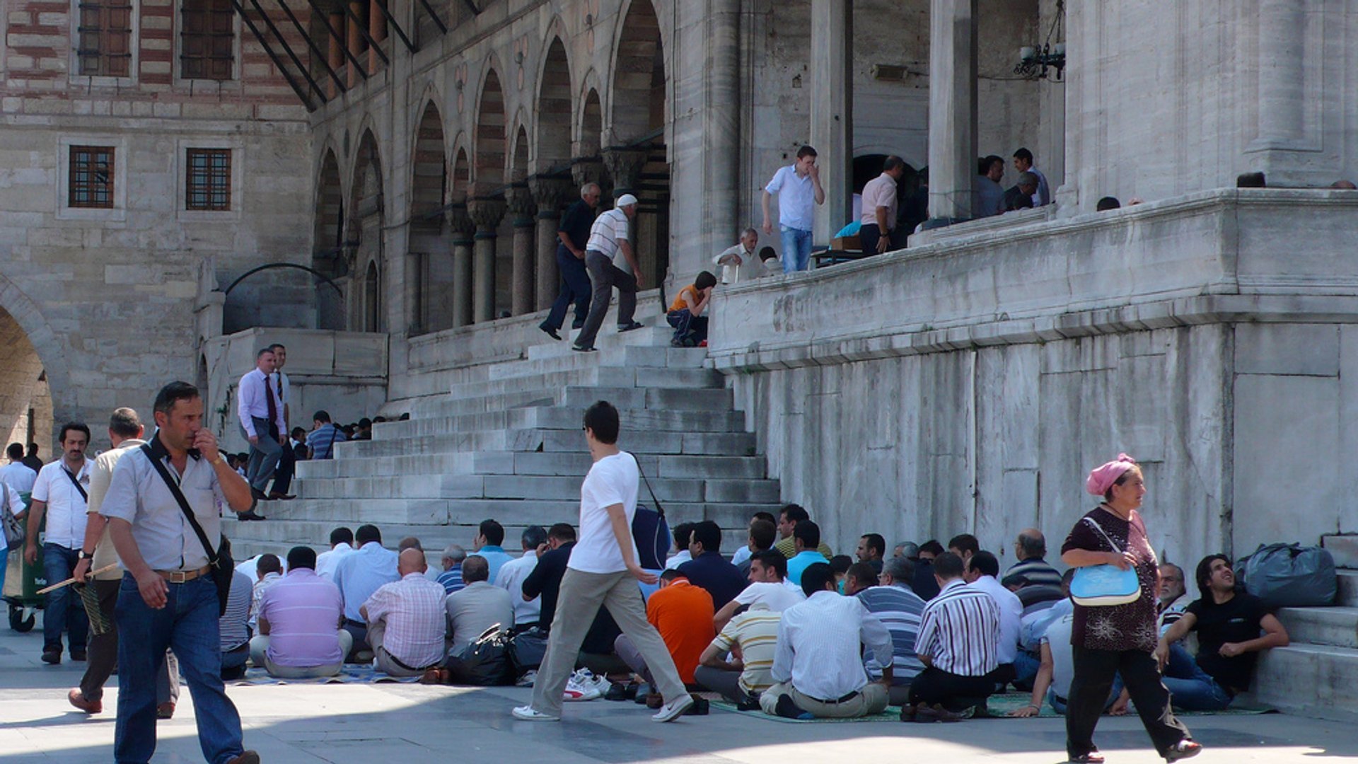 appel a la priere entre la mosquee bleue et hagia sophia istanbul 2022