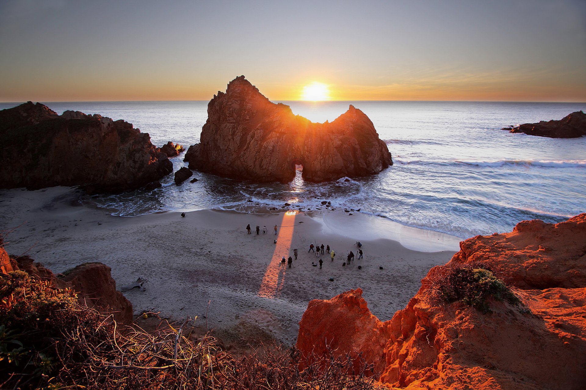 O pôr do sol em Keyhole Arch, Pfeiffer Beach