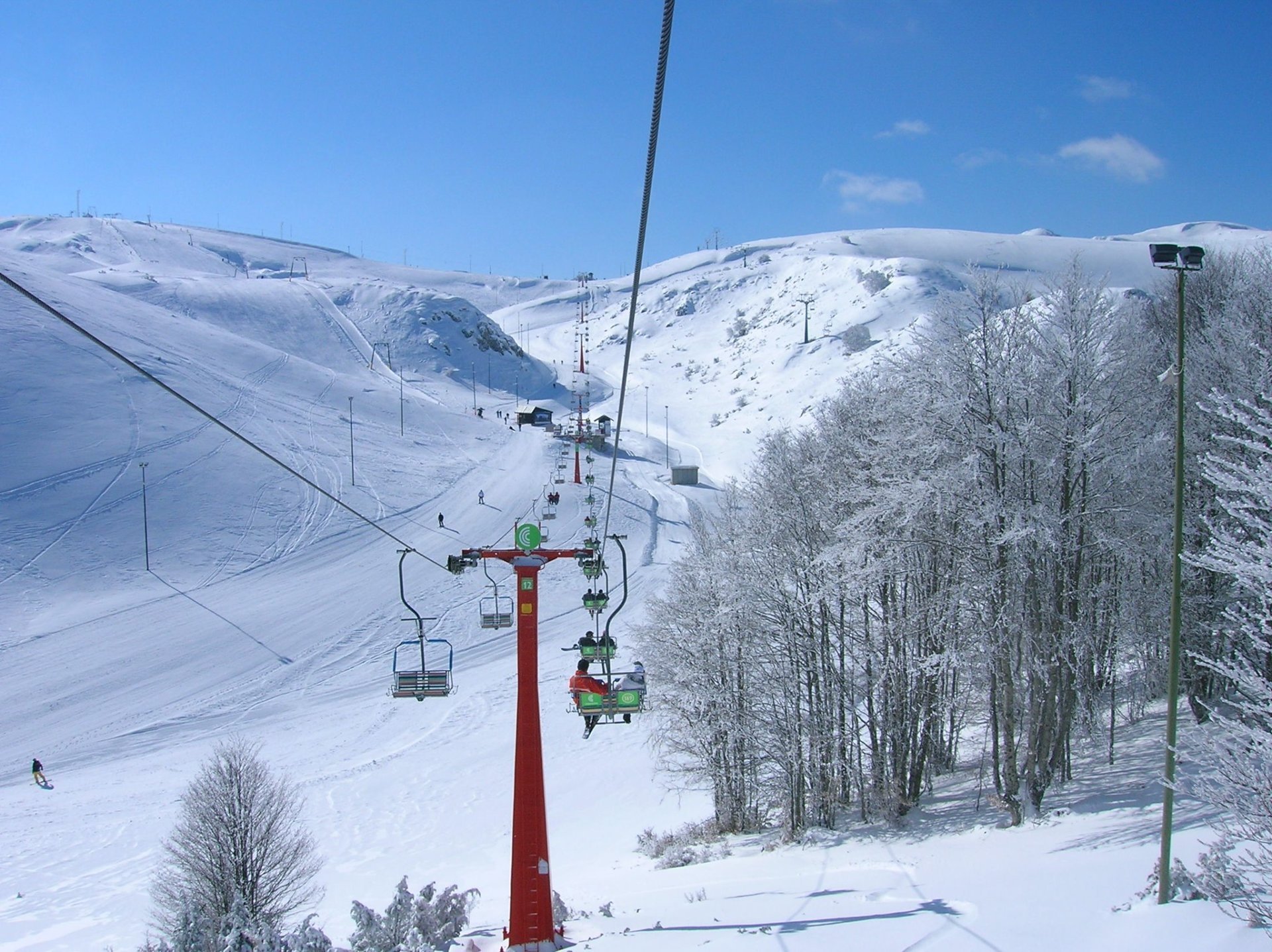 Skifahren und Snowboarden