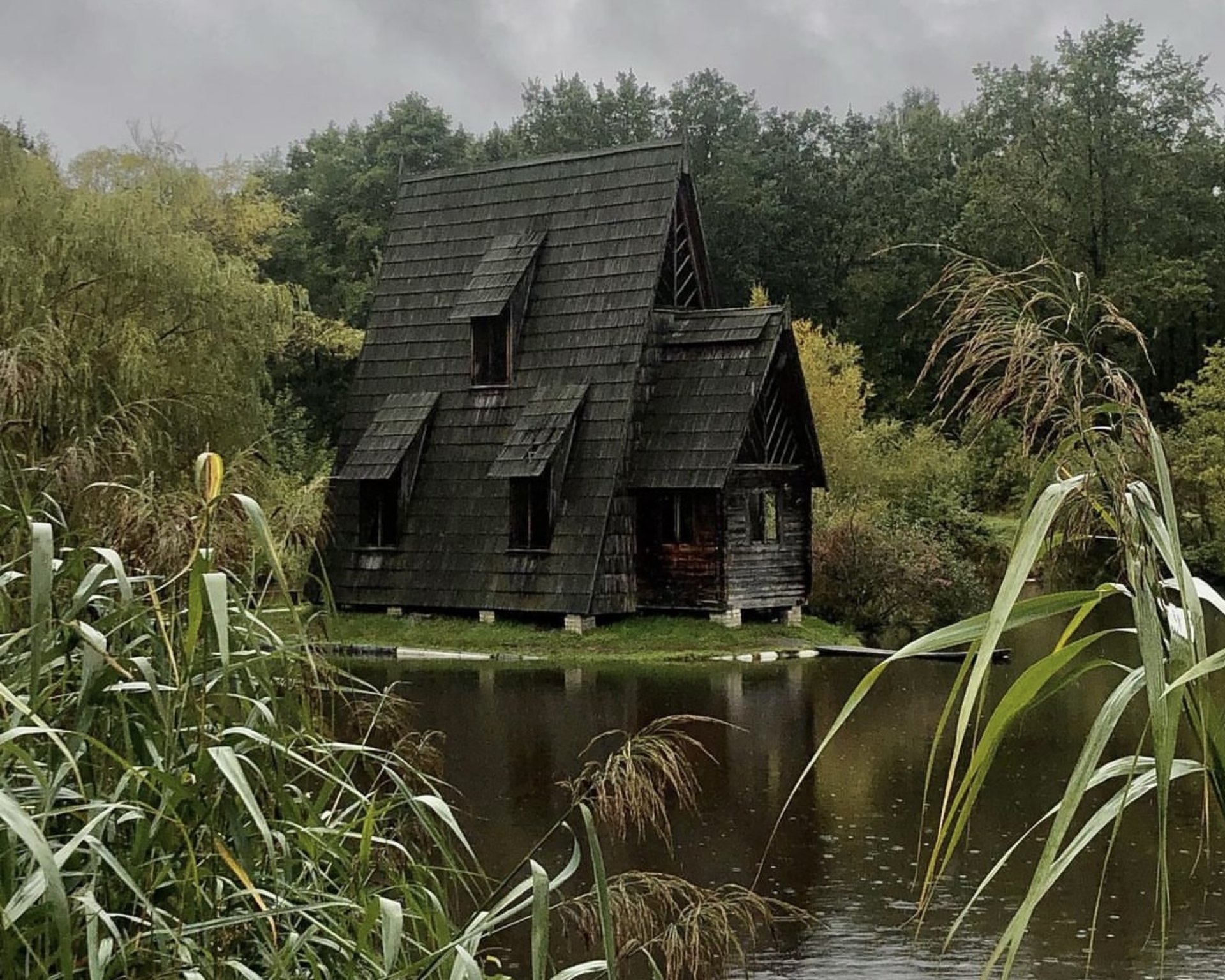 Casa de caza en el lago de Zbrui