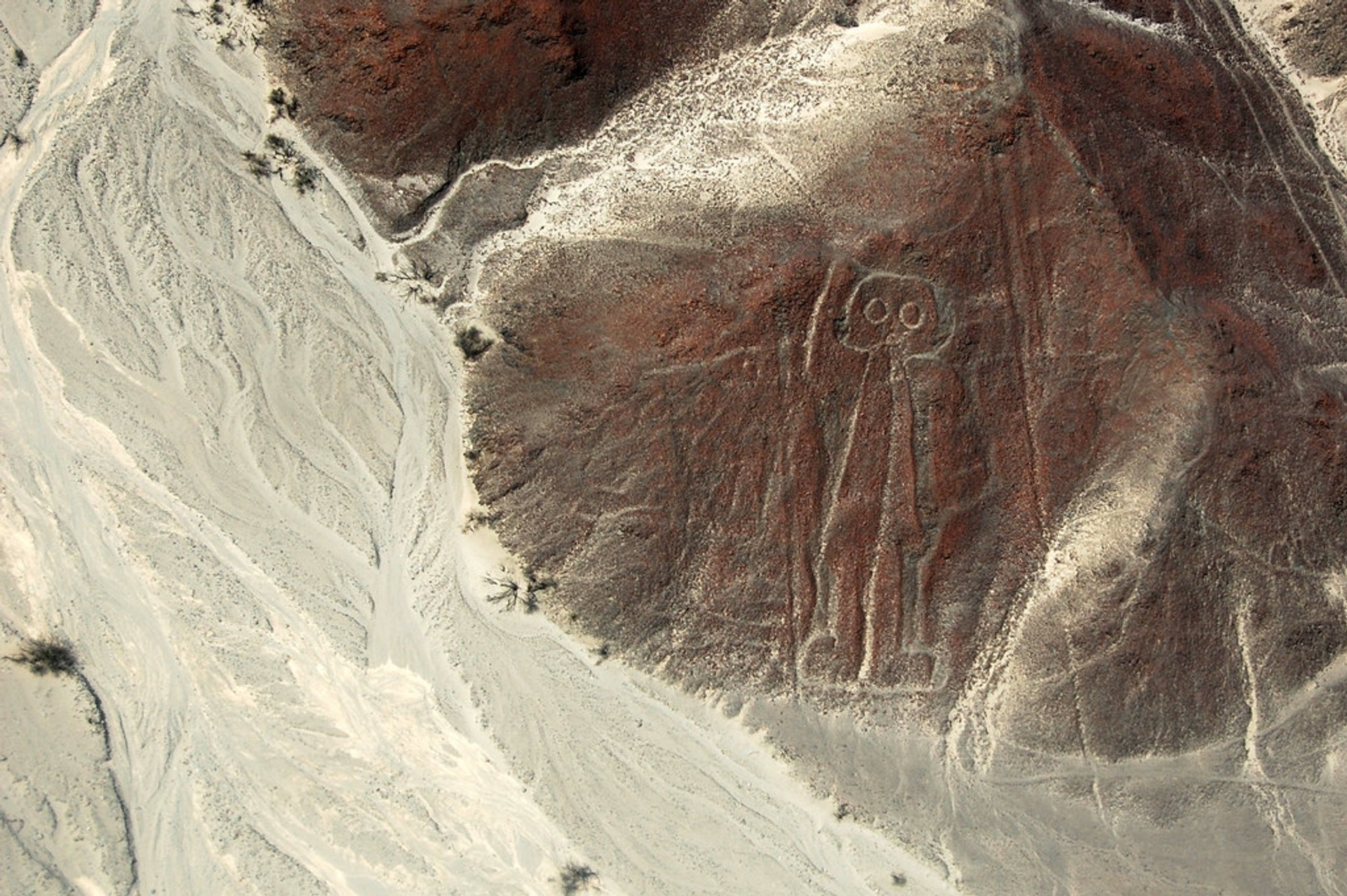 Das Fliegen über die Nazca-Linien während der Trockenmonate