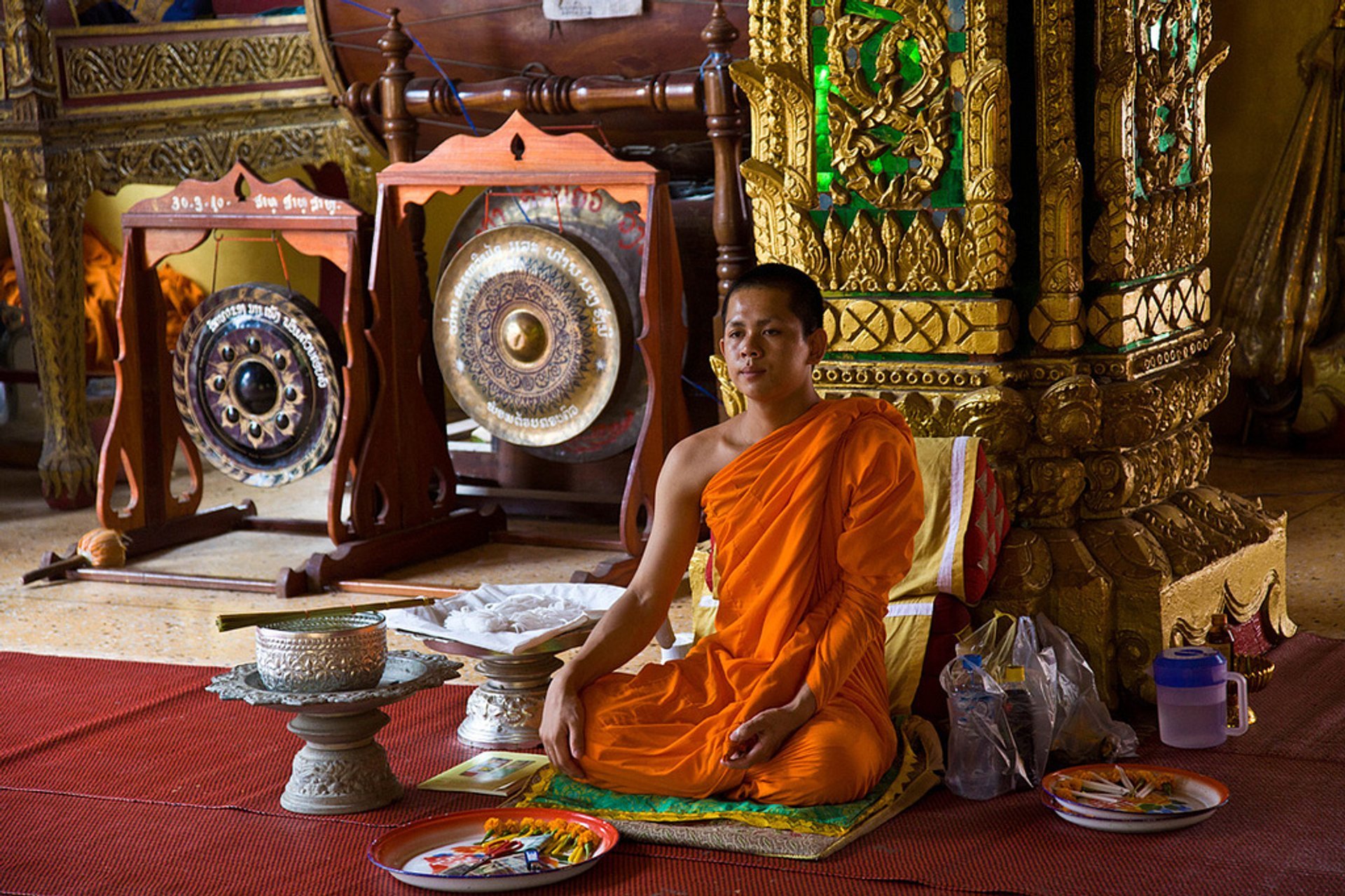 Meditation während buddhistischer Feiertage