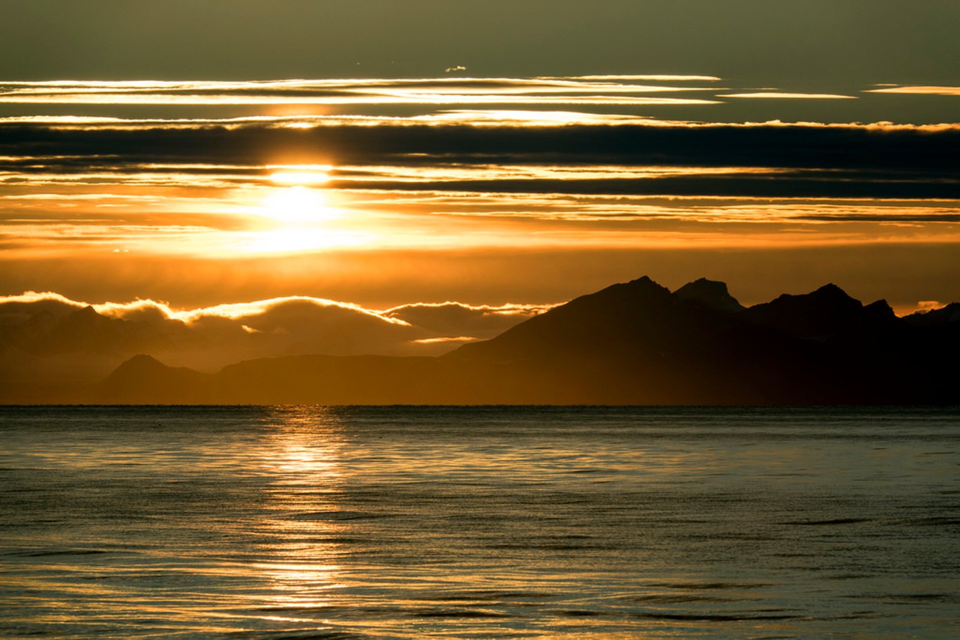 The midnight sun in Svalbard - Visit Svalbard