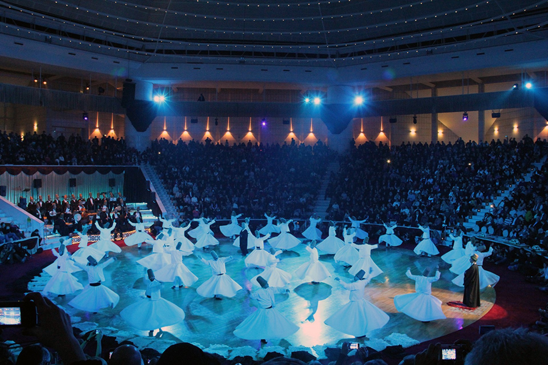 Derviches giradores en el Festival de Mevlana