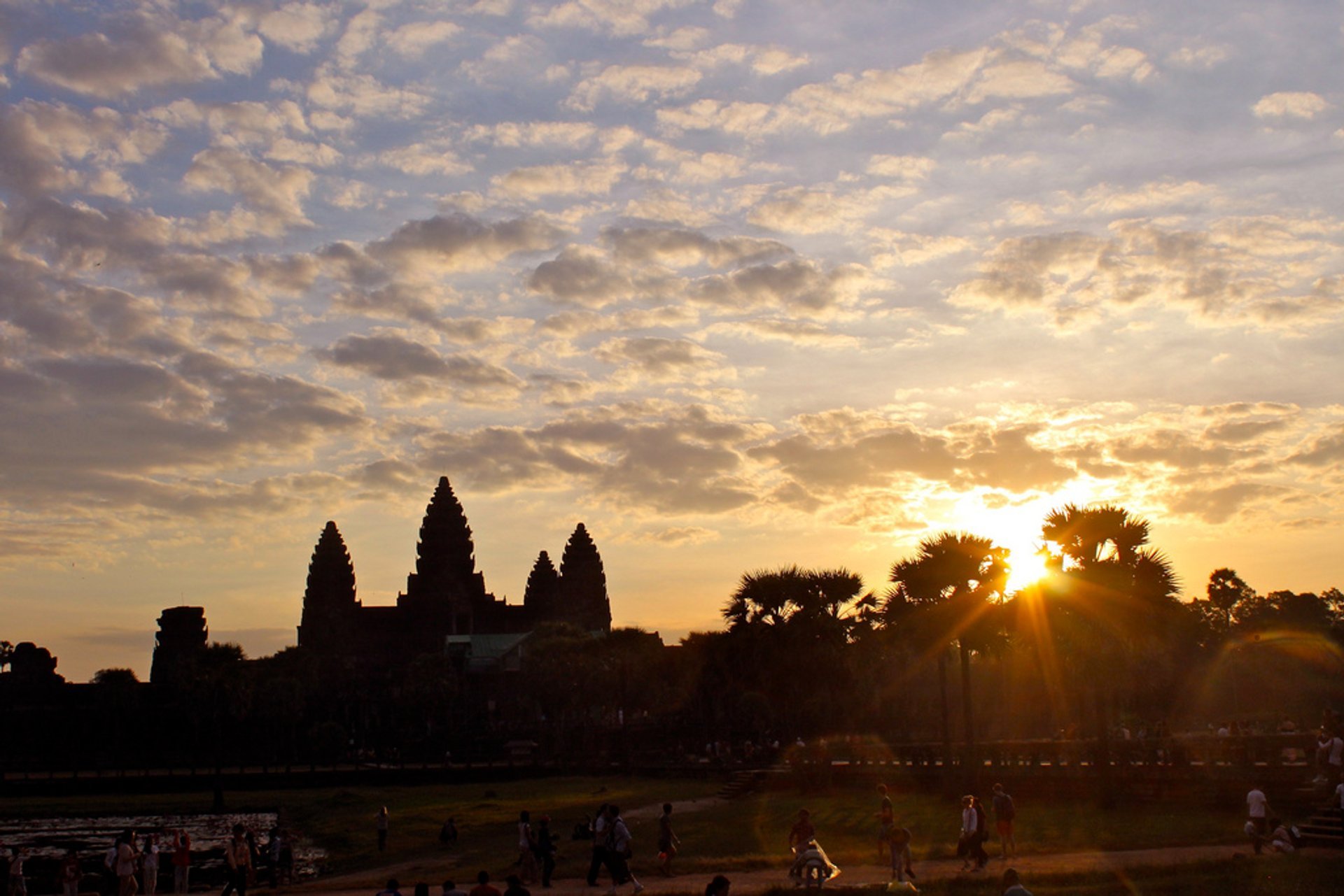 Sonnenaufgang und Sonnenuntergang bei Angkor Wat