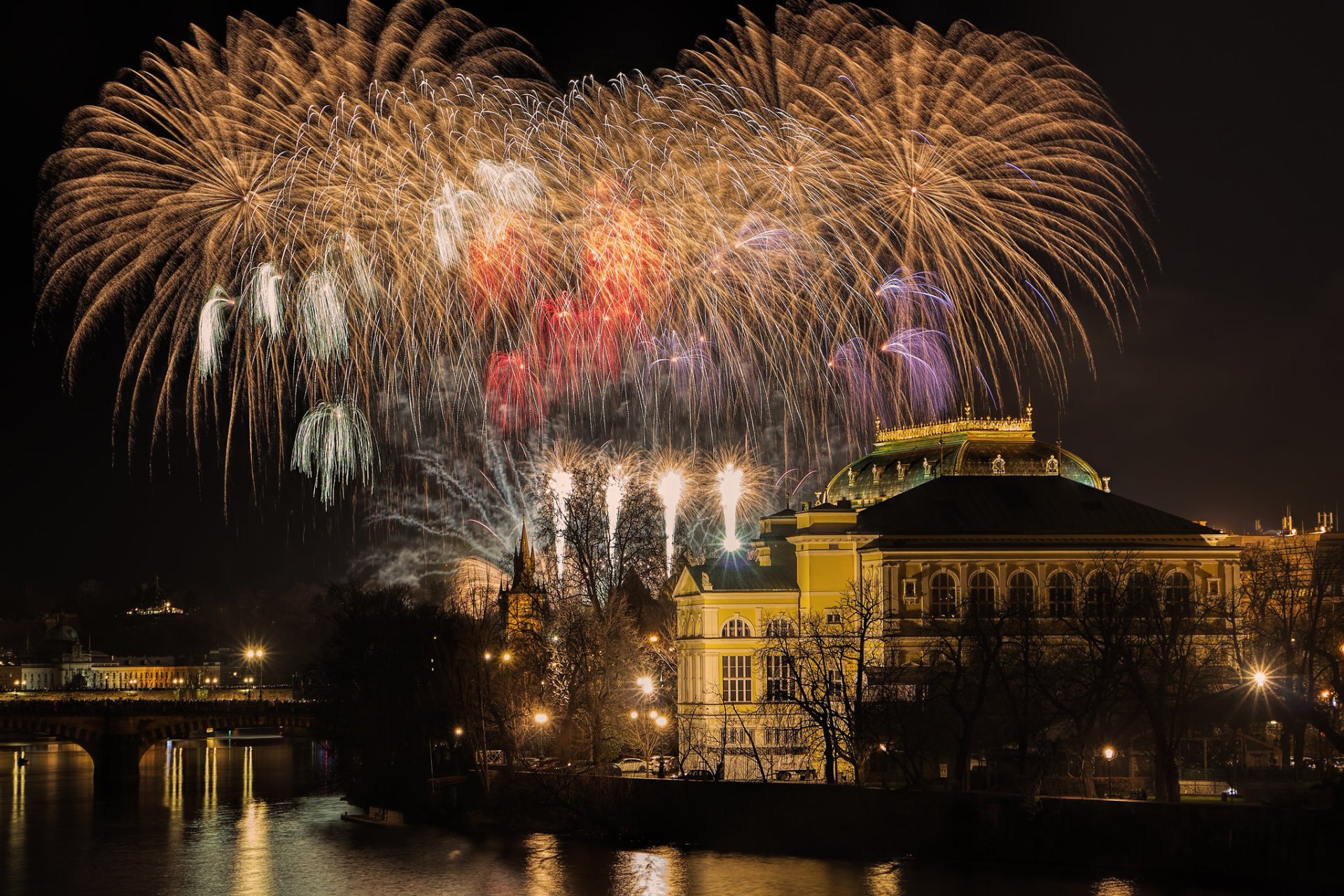 Des milliers de personnes pour regarder le feu d'artifice du Nouvel An à  Prague, en République tchèque, le 1er janvier 2020, qui a été organisée par  un groupe local pour la première