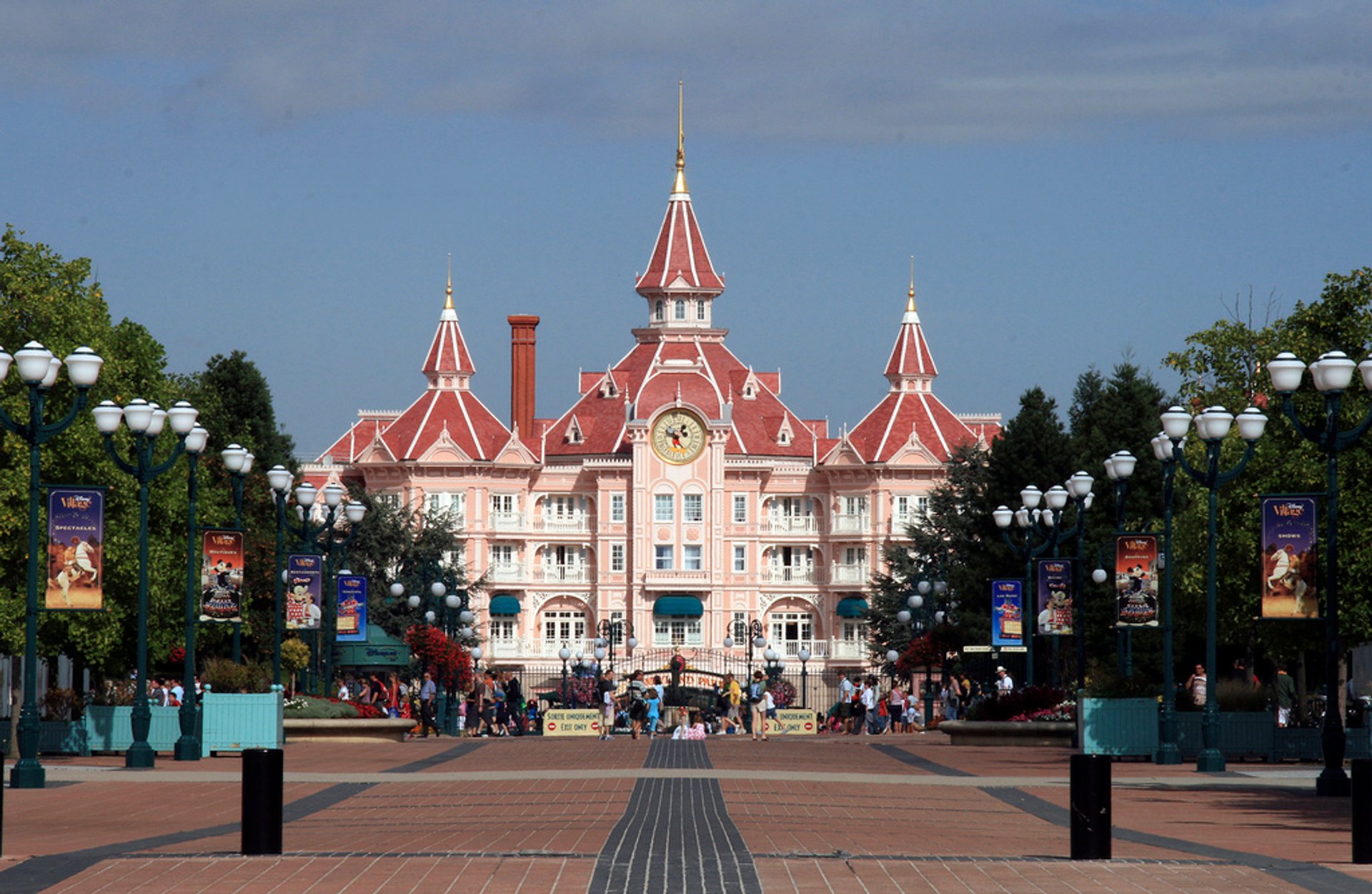 Disneyland Hotel (Paris) - Wikipedia