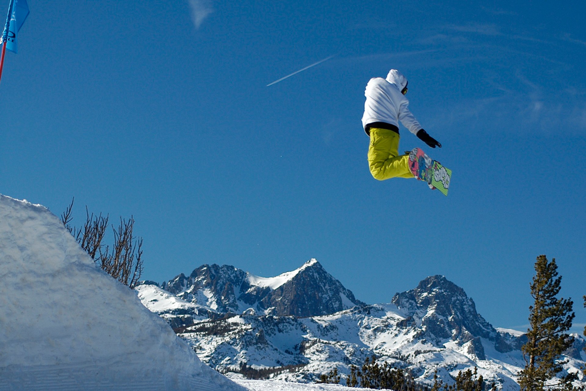 L'eccitazione e la bellezza dello snowboard in montagna lei è in