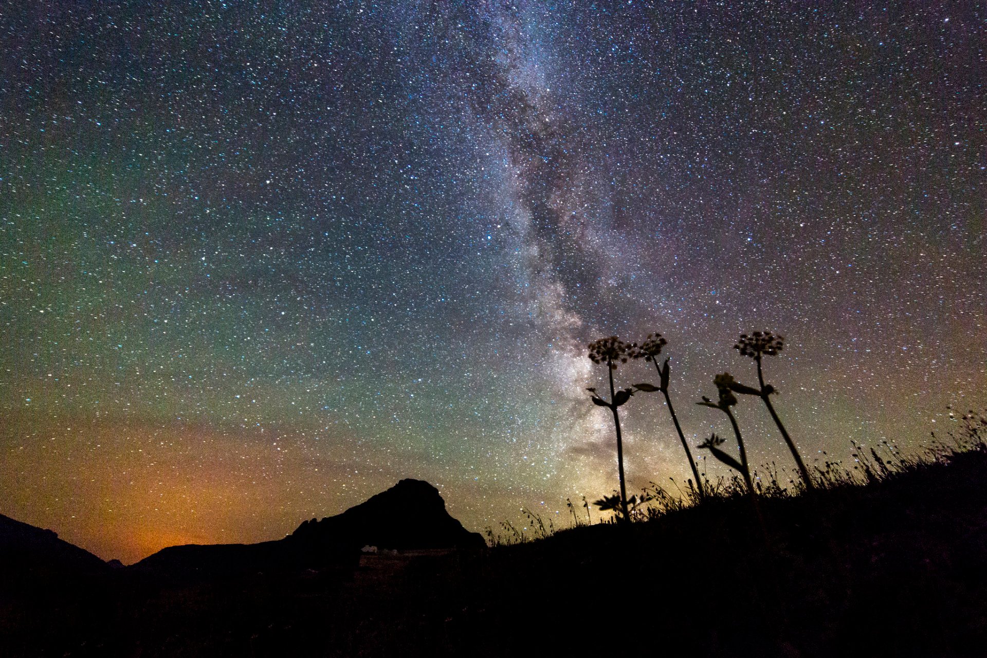 Il Grand Canyon di notte sotto la luce delle stelle nel cielo Foto