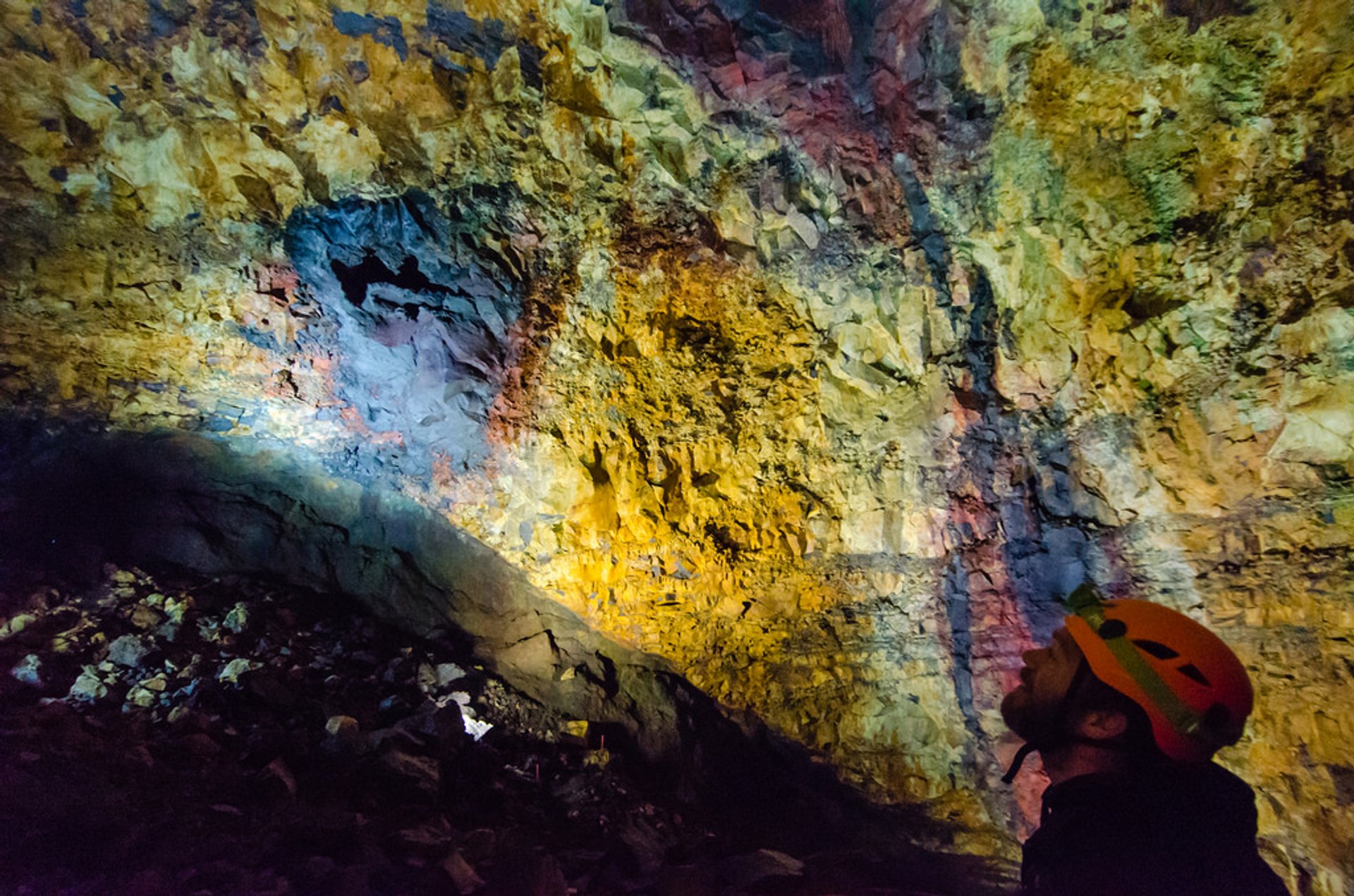 Dentro de Thrihnukagigur Volcán Tour