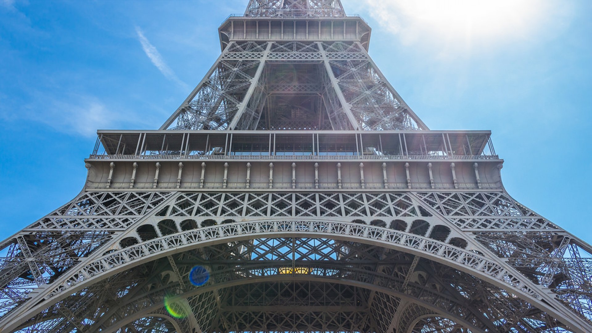 Bemalung des Eiffelturms