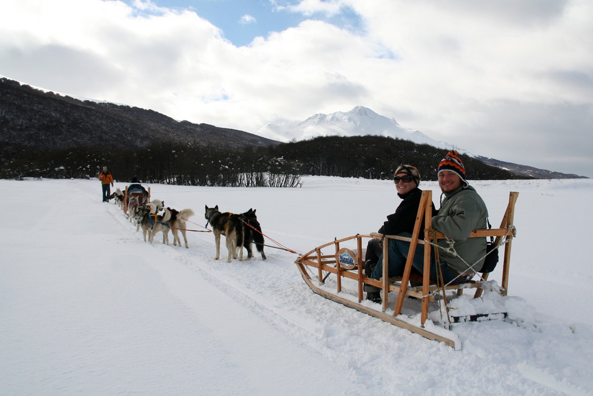 El trineo del perro y el tubo de nieve en Colorado, 2024