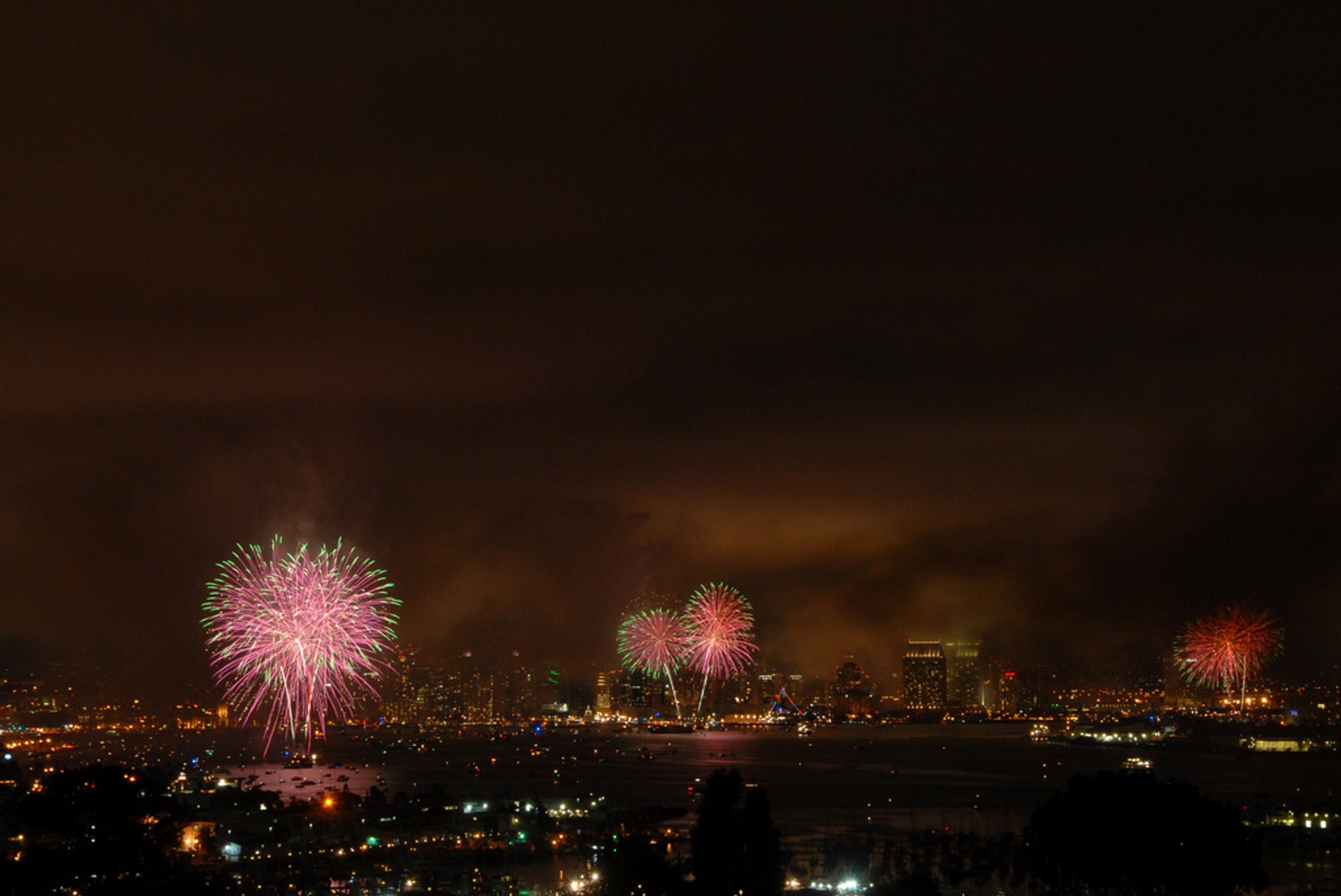 Eventos del 4 de julio en San Diego, fuegos artificiales y desfile.