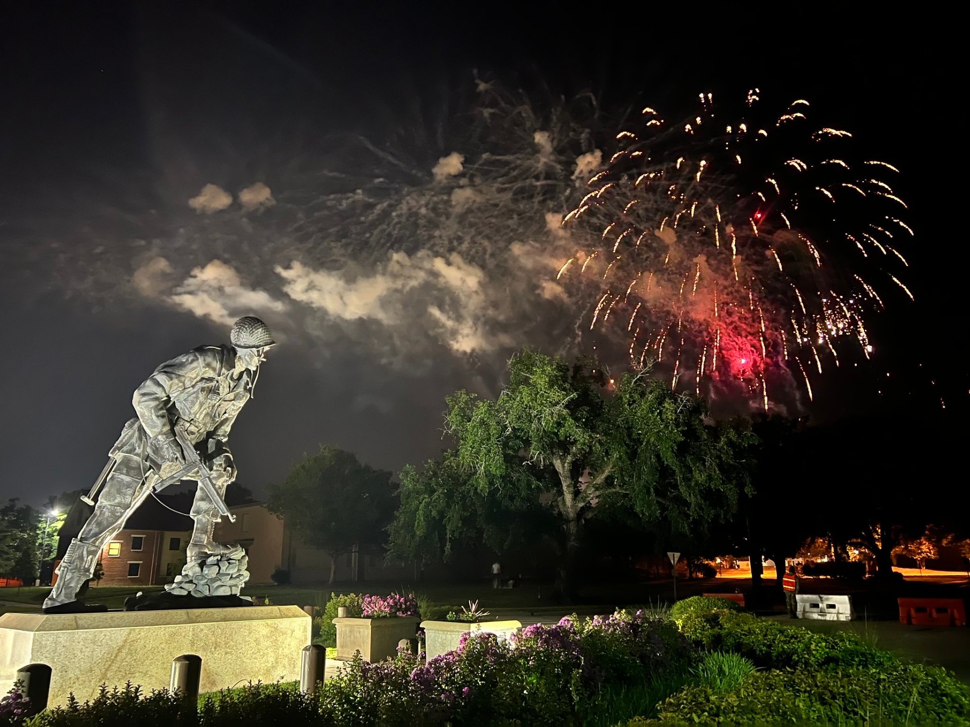 Fogos de artifício, eventos, shows e desfile do Fort Liberty no 4 de julho.