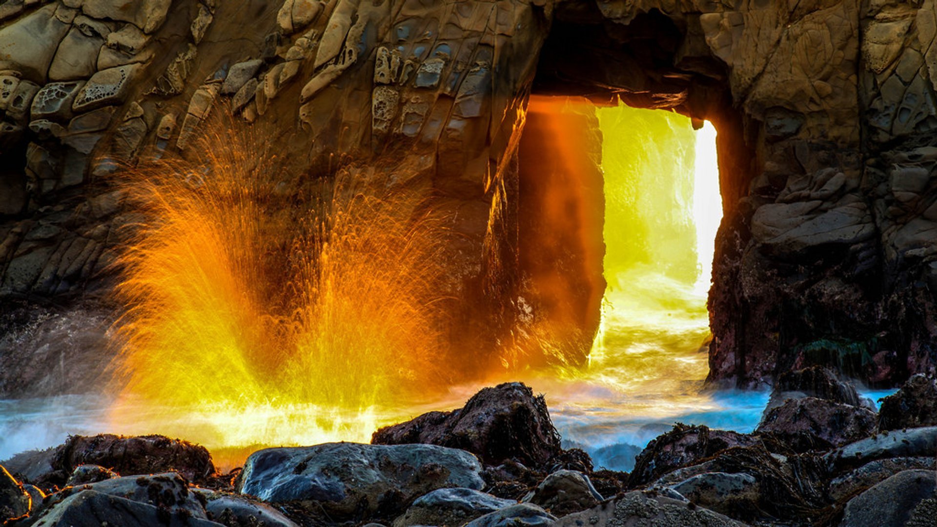 O pôr do sol em Keyhole Arch, Pfeiffer Beach