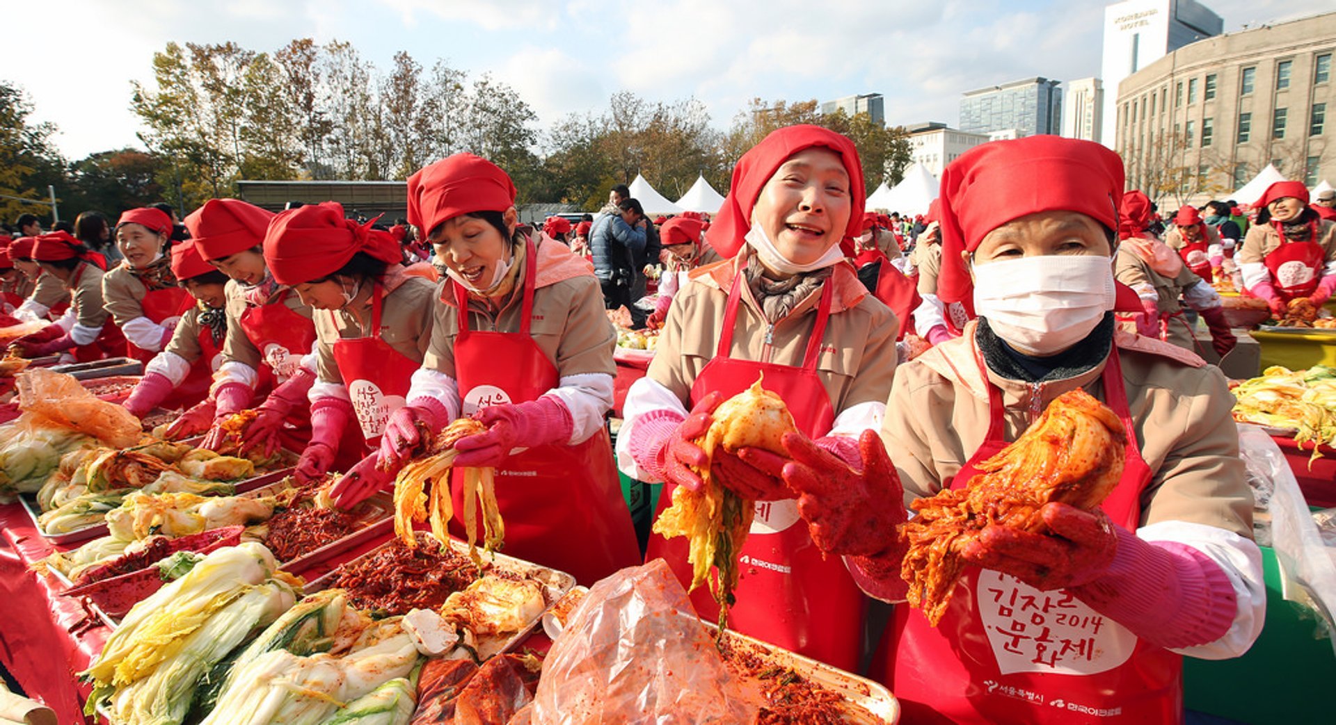 Cours de fabrication de kimchi en petit groupe à Séoul et visite du marché  coréen 2024