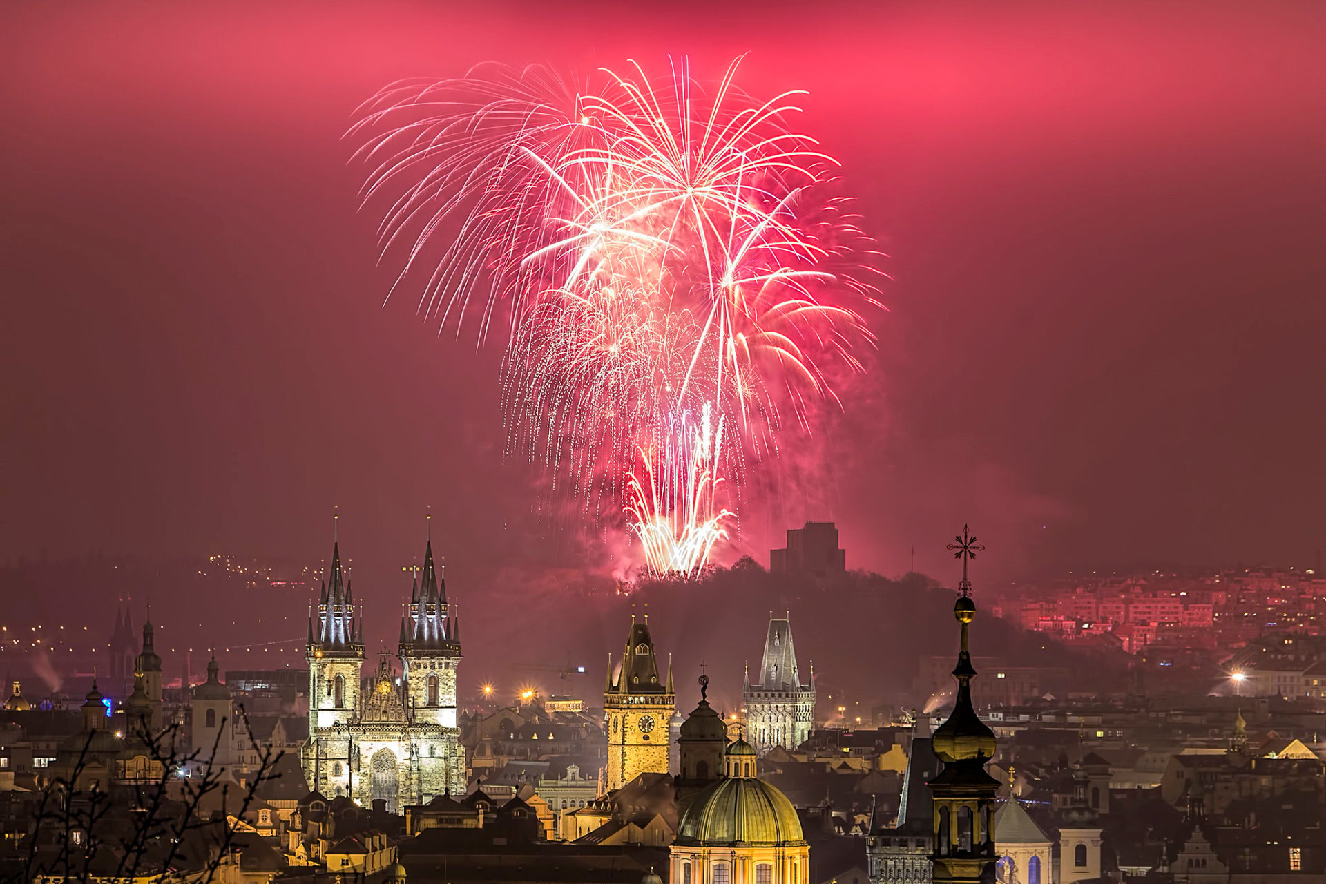 Des milliers de personnes pour regarder le feu d'artifice du Nouvel An à  Prague, en République tchèque, le 1er janvier 2020, qui a été organisée par  un groupe local pour la première