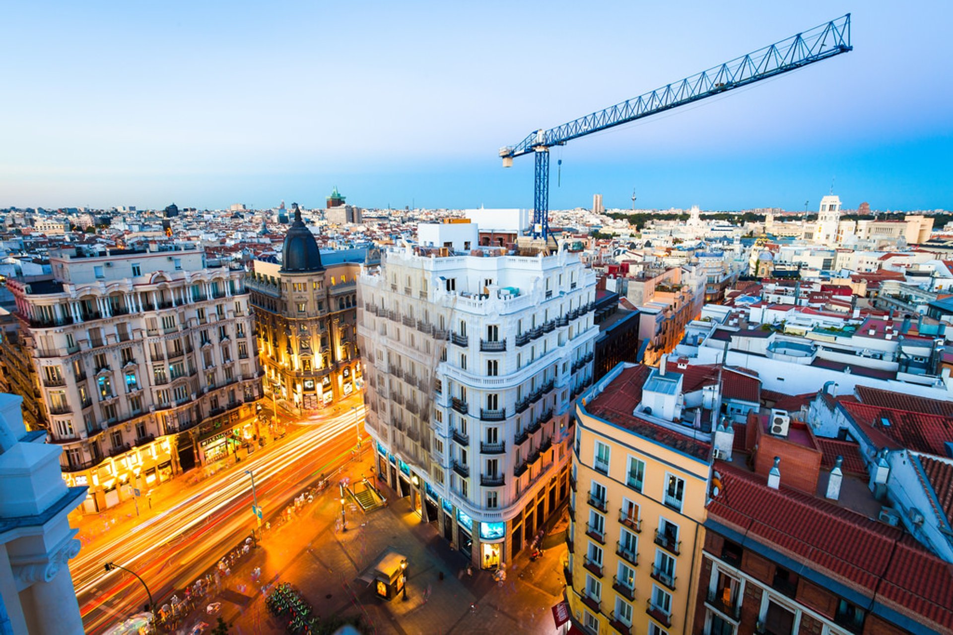 Terrasses sur les toits avec vue sur le coucher du soleil