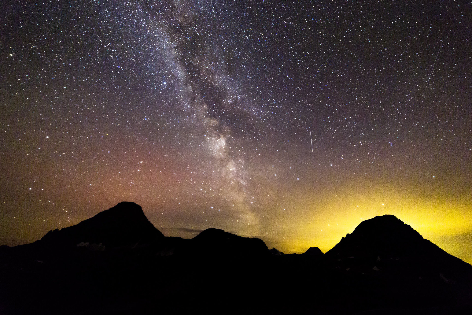 Il Grand Canyon di notte sotto la luce delle stelle nel cielo Foto