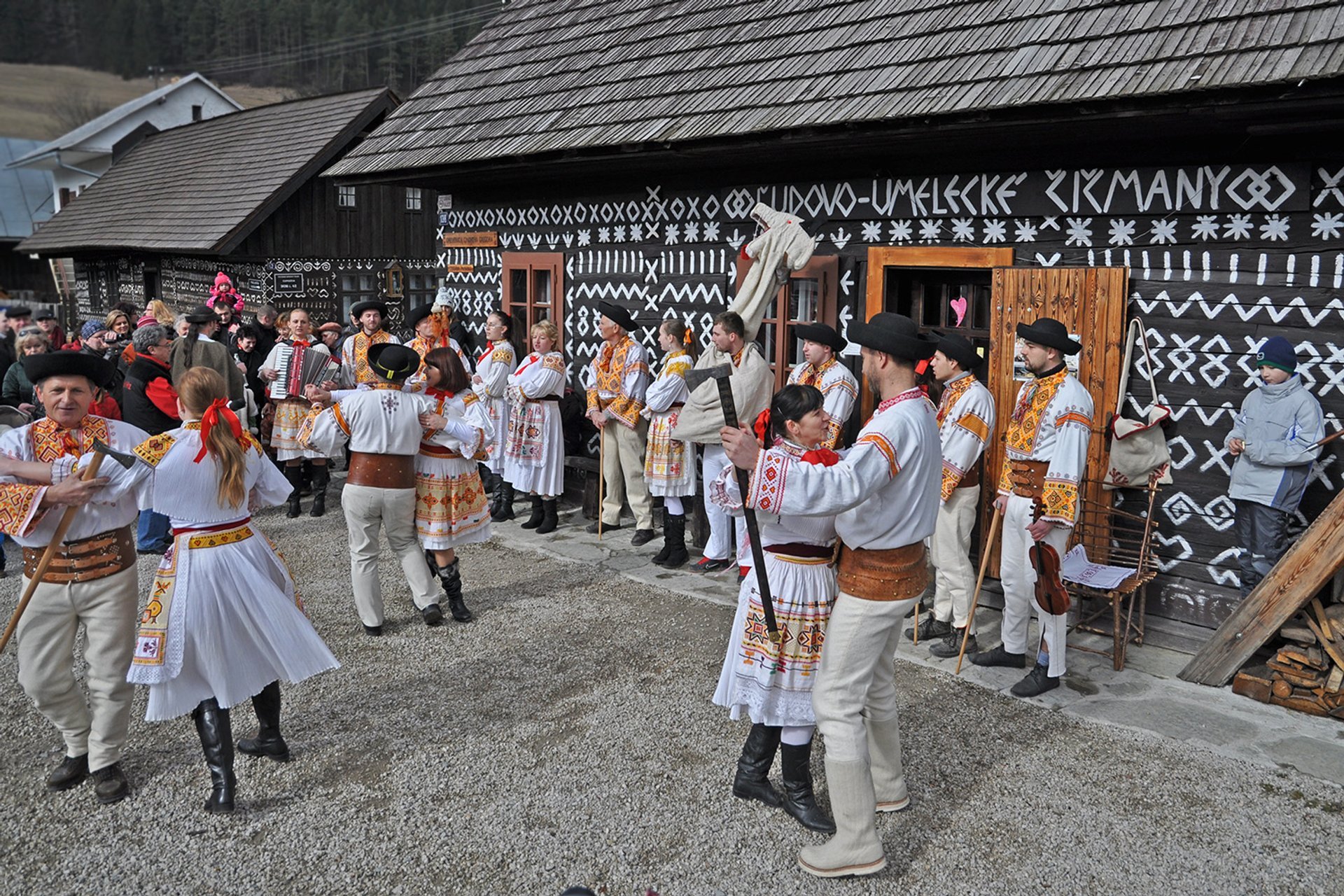 Fašiangy Karneval im Dorf Čičmany