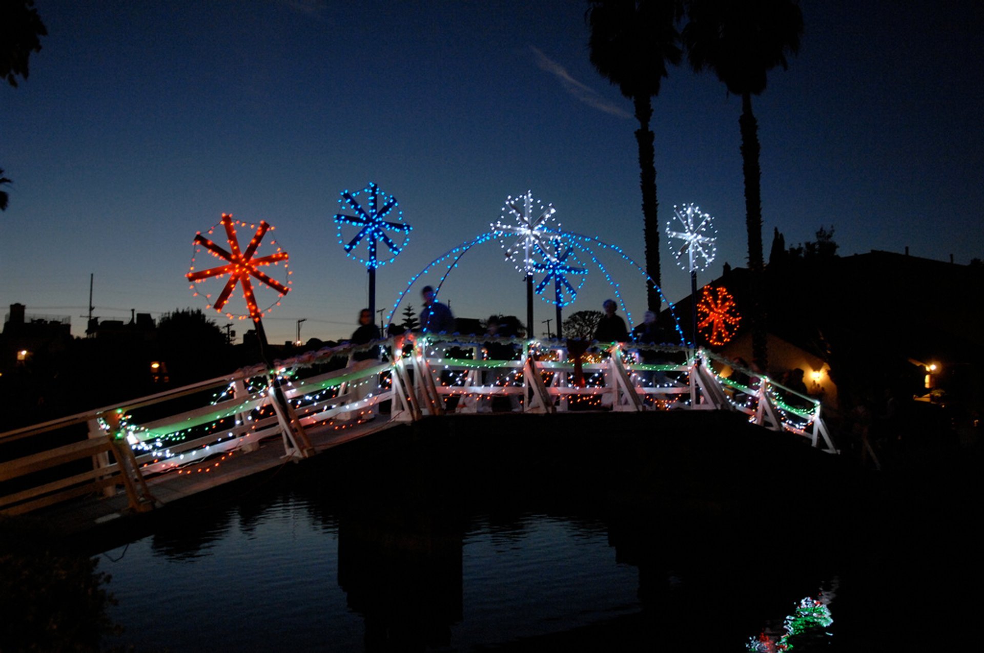 Canales de Venecia Luzes de Navidad y Desfile de barcos de vacaciones