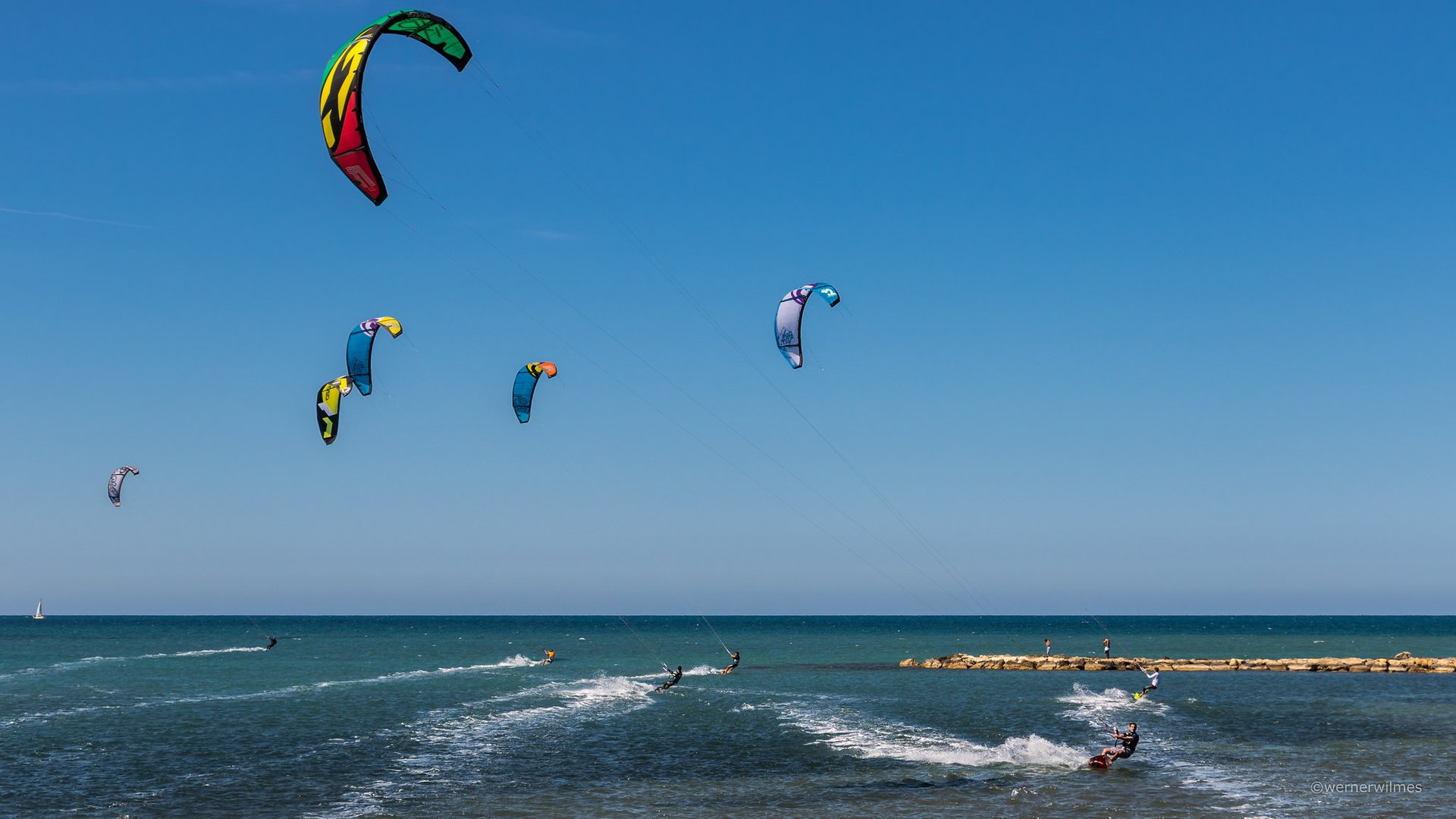 Kitesurfing & Windsurfing 
