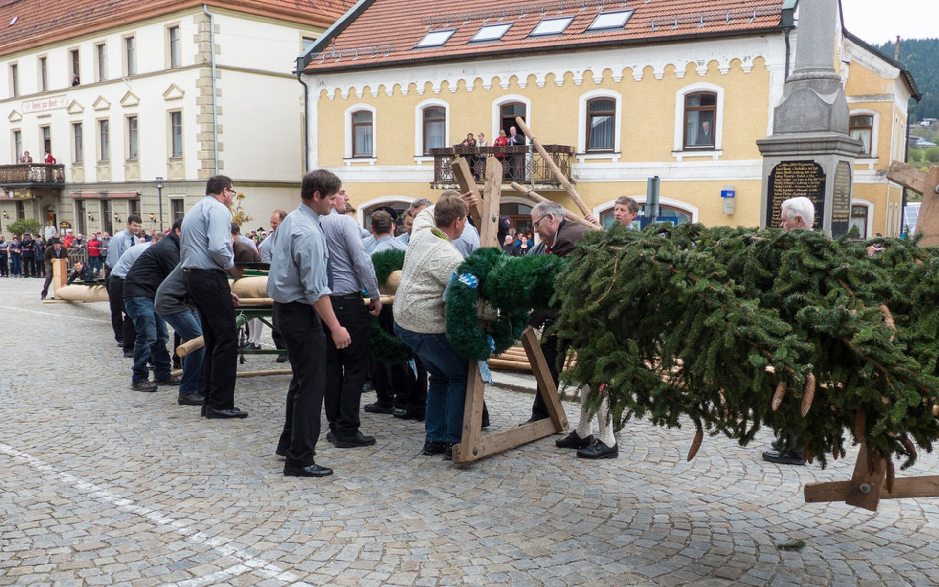 Maibaumaufstellen 