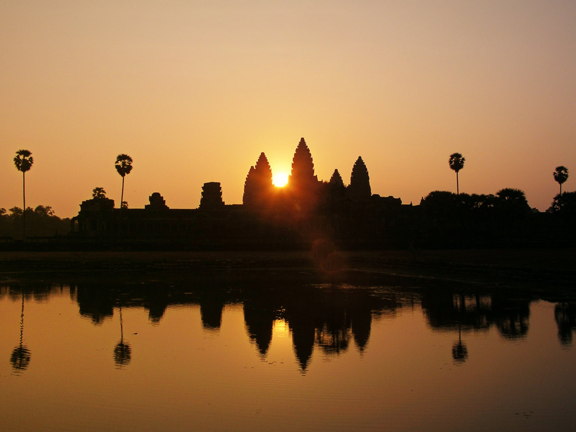 Sonnenaufgang und Sonnenuntergang bei Angkor Wat