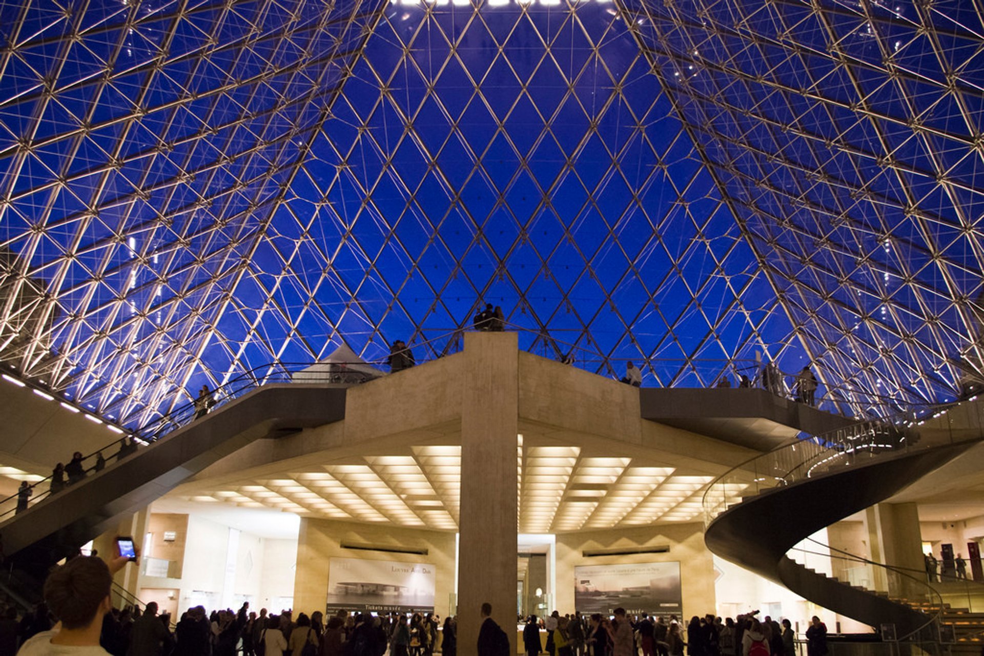 Louvre con colas más cortas