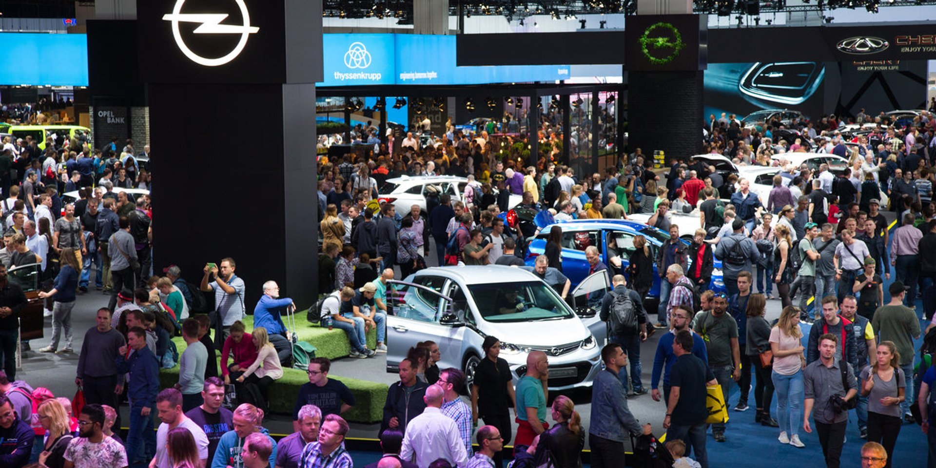 dpa) - Groups of visitors look at the Skoda Roomster at the stand of Skoda  during the IAA international car show in Frankfurt Main, Germany, 9  September 2003. This prototype of a