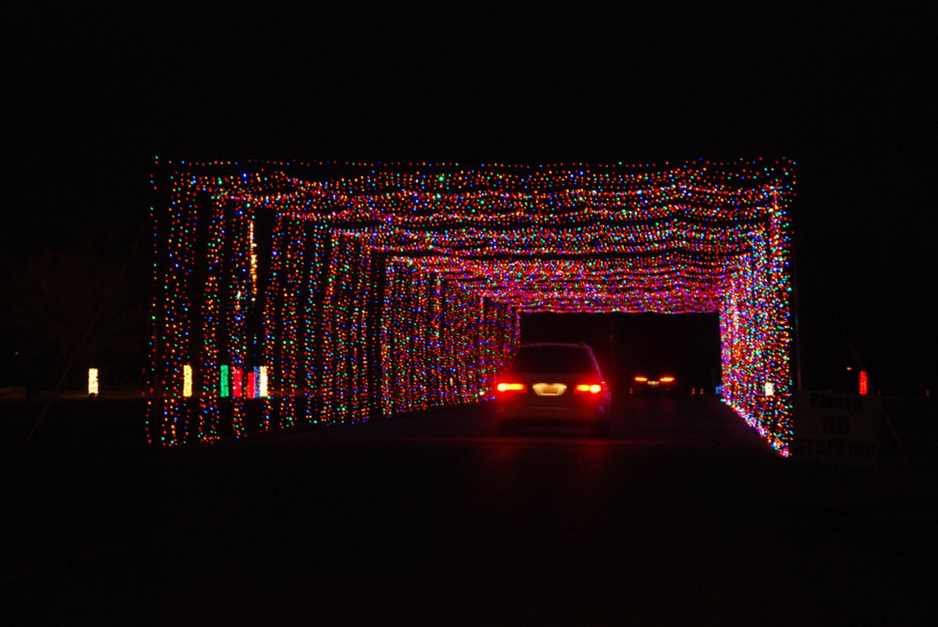 Guida attraverso parchi di luce di Natale