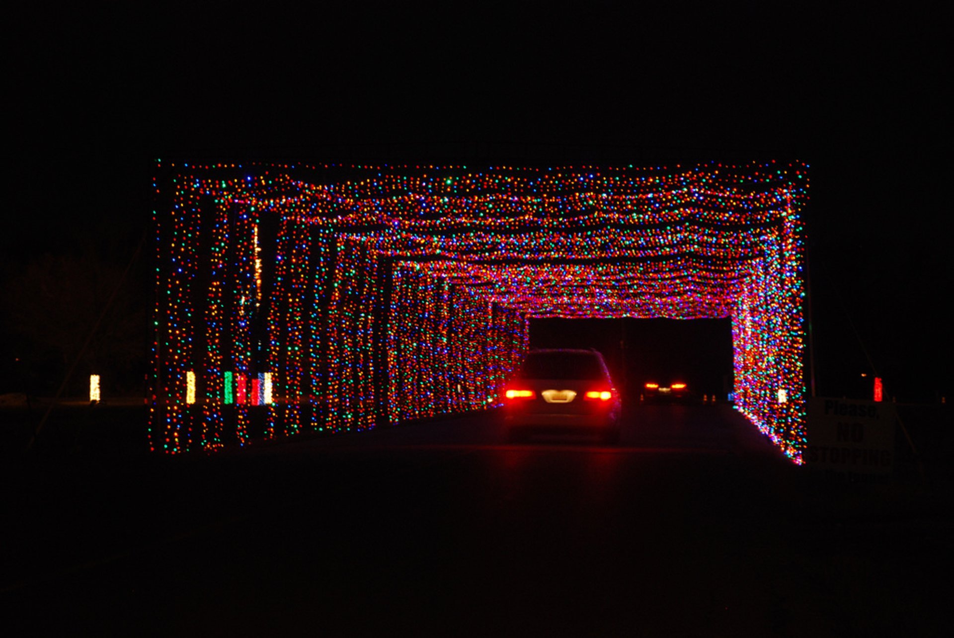 Conduisez à travers les parcs des Lumières de Noël