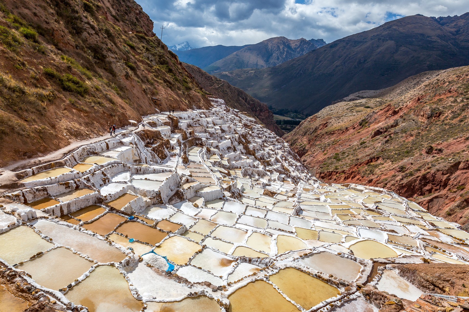 Cosecha de sal en Salinas de Maras en Perú, 2022