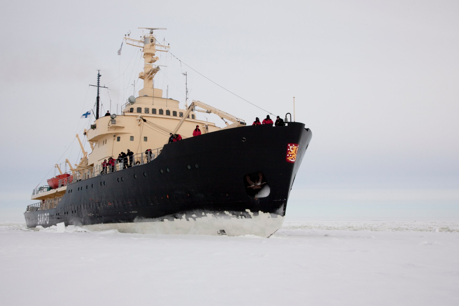 Crucero de rompehielos y flotante de hielo