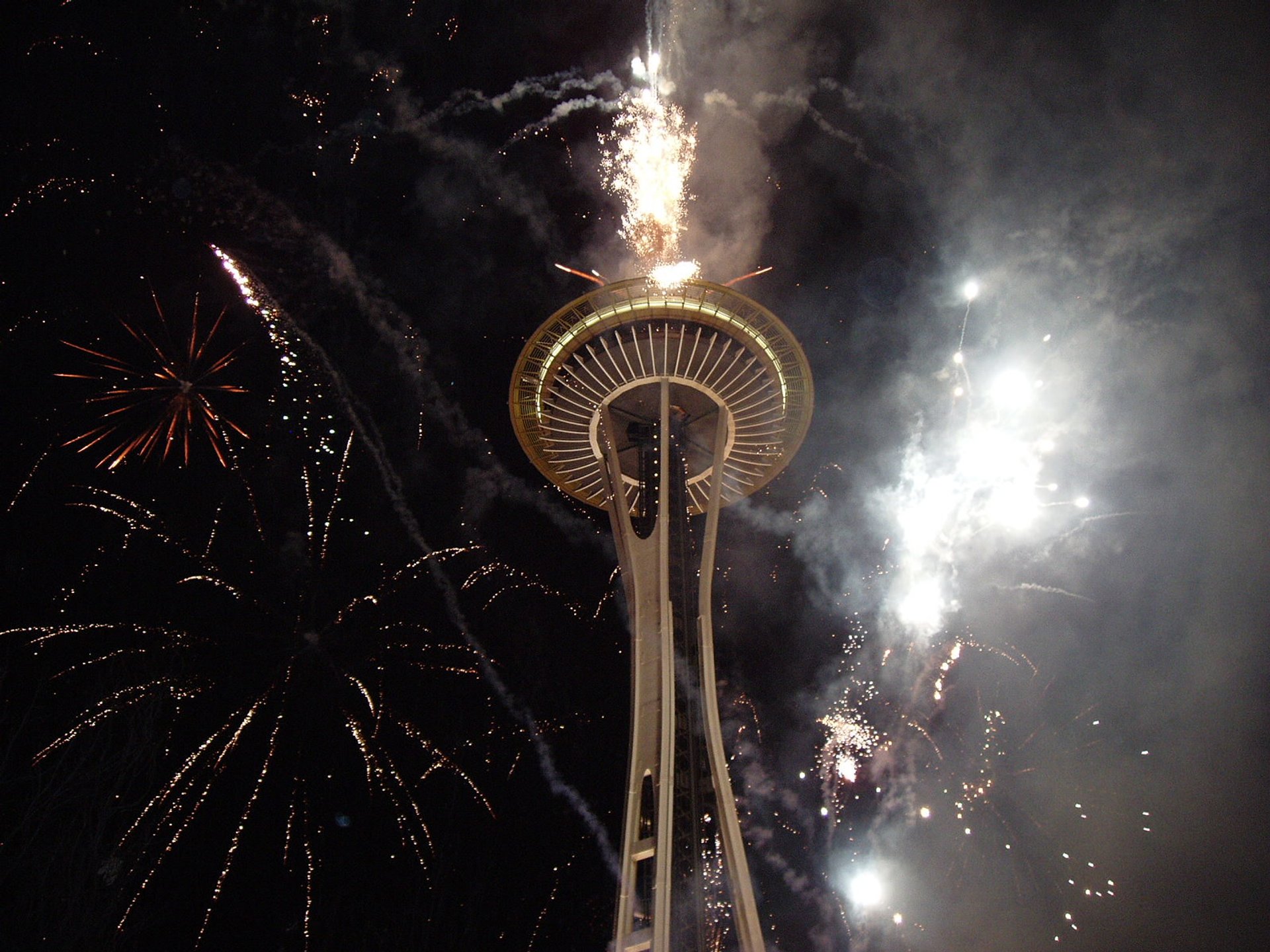 Video: Dallas recibe el Año Nuevo 2024 con show de drones y fuegos  artificiales