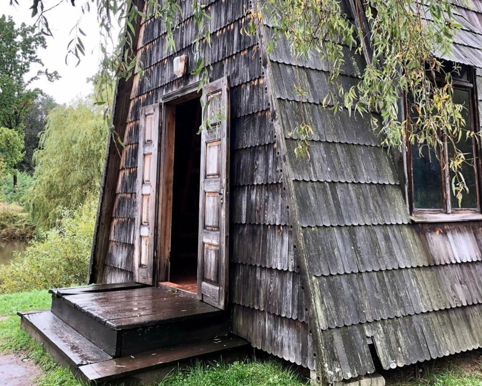 Das Haus des Jägers am See in Zbrui