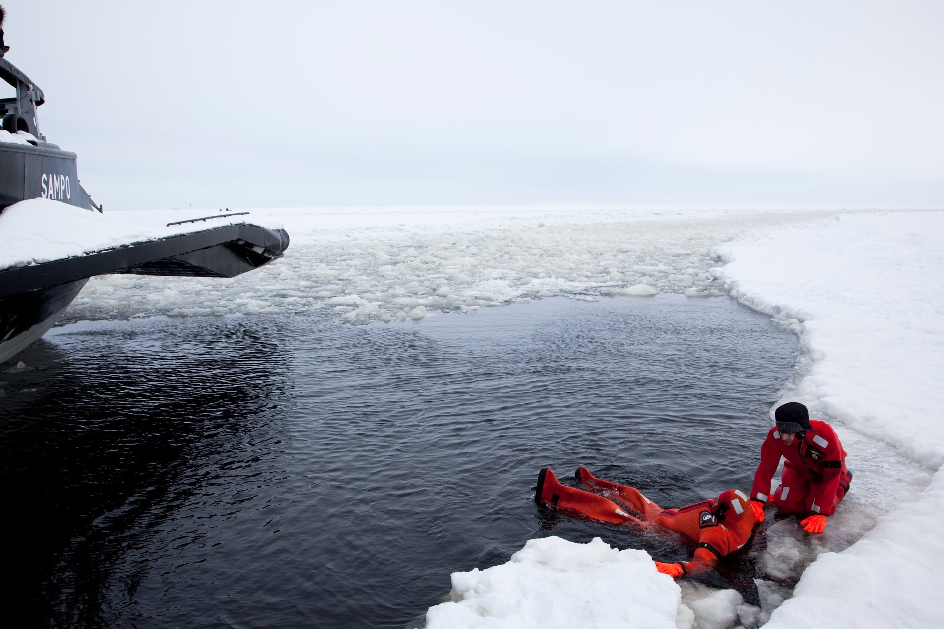 Croisière de brise-glace et flottant sur glace