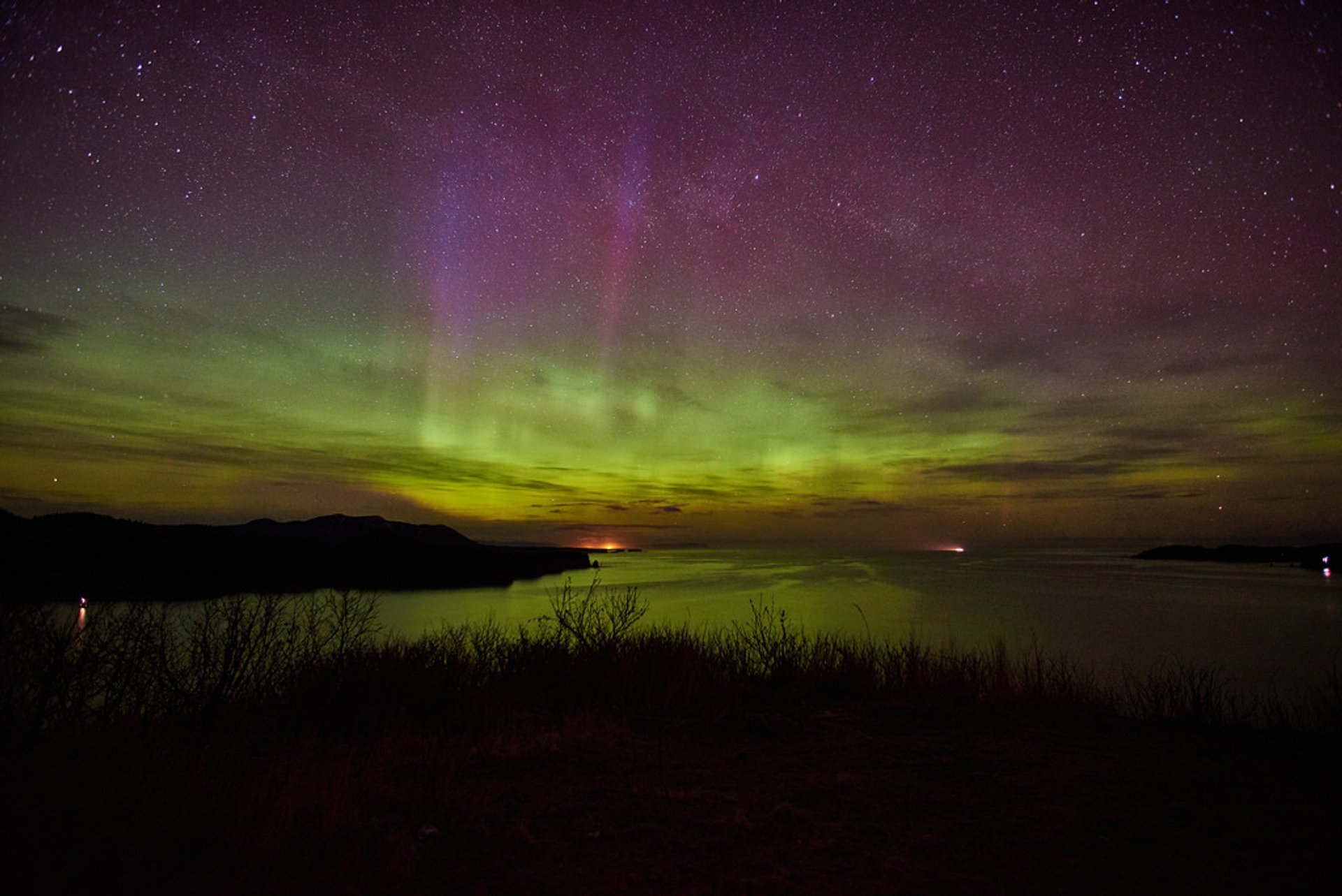 aurora boreal em a Noruega. verde norte luzes acima montanhas