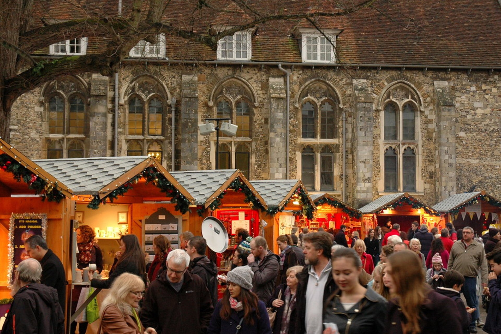 Weihnachtsmarkt in der Winchester Cathedral 2024, England Rove.me