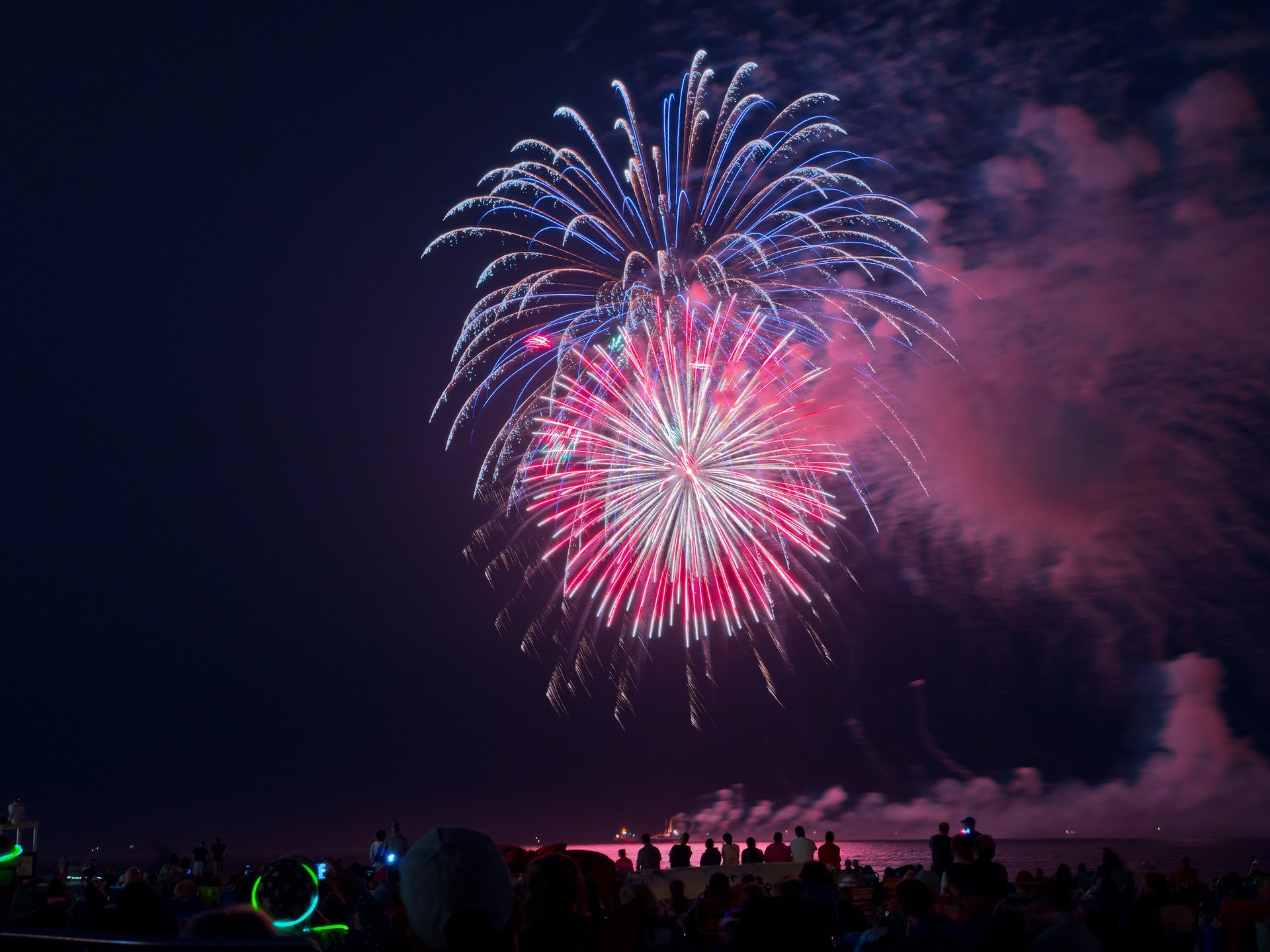 Pessoas se reúnem para assistir aos fogos de artifício no