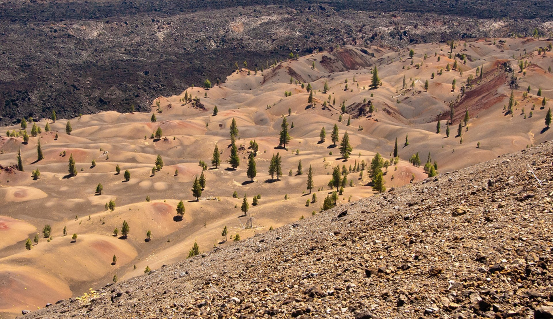 Bunt bemalte Dünen im Lassen Volcanic National Park