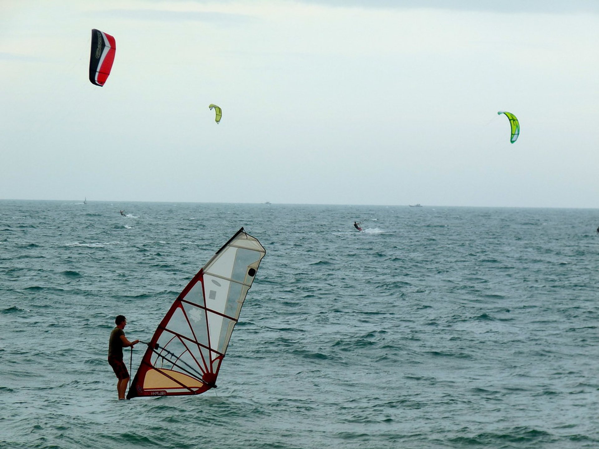 Kitesurfing and Windsurfing