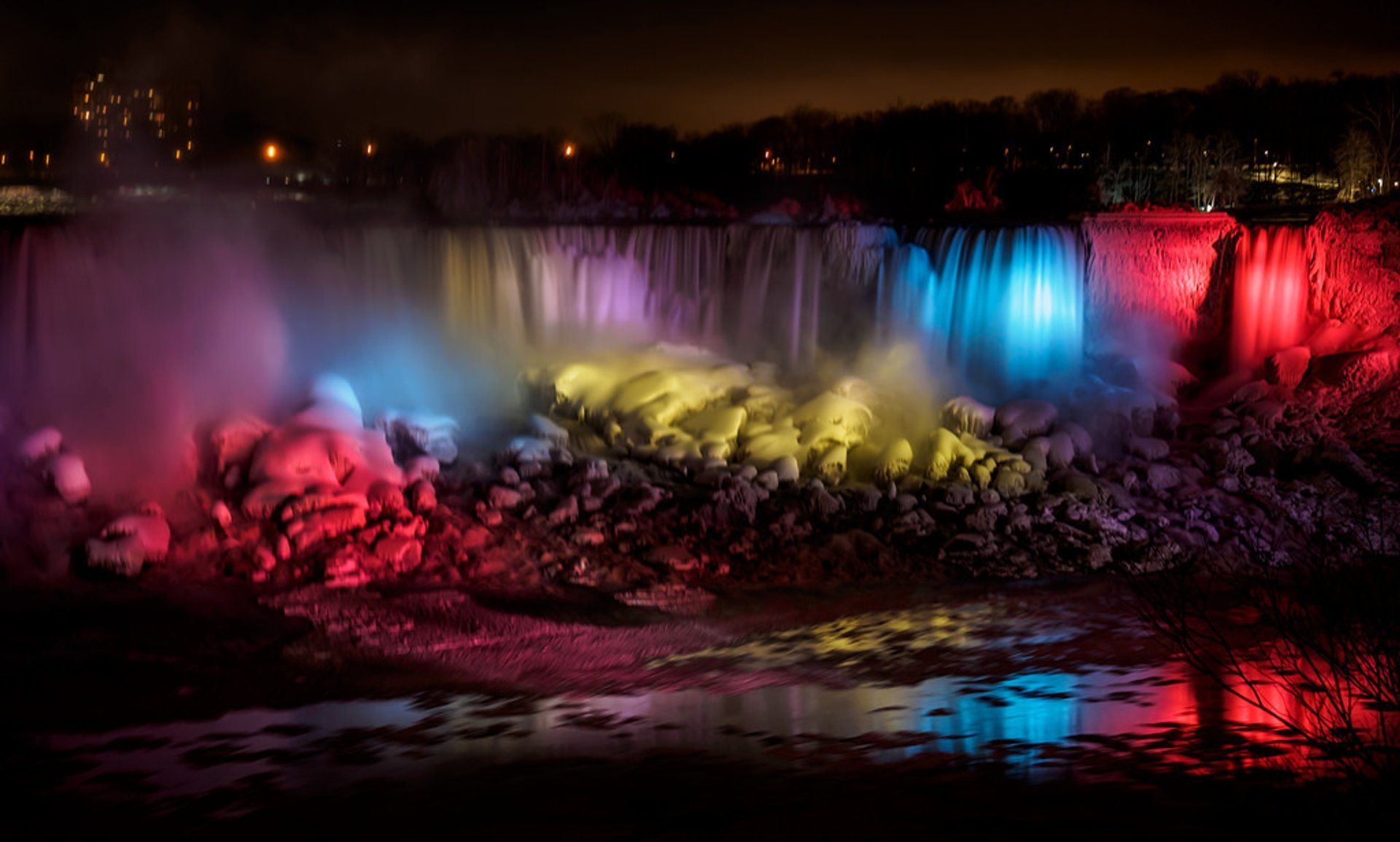 NiagaraFalls - Fuegos artificiales y las iluminaciones en las Cataratas 🎇