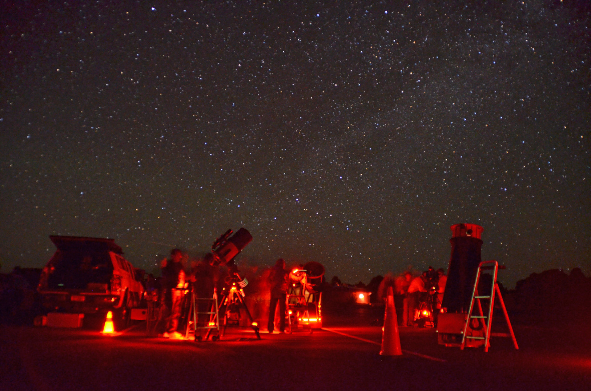 Il Grand Canyon di notte sotto la luce delle stelle nel cielo Foto