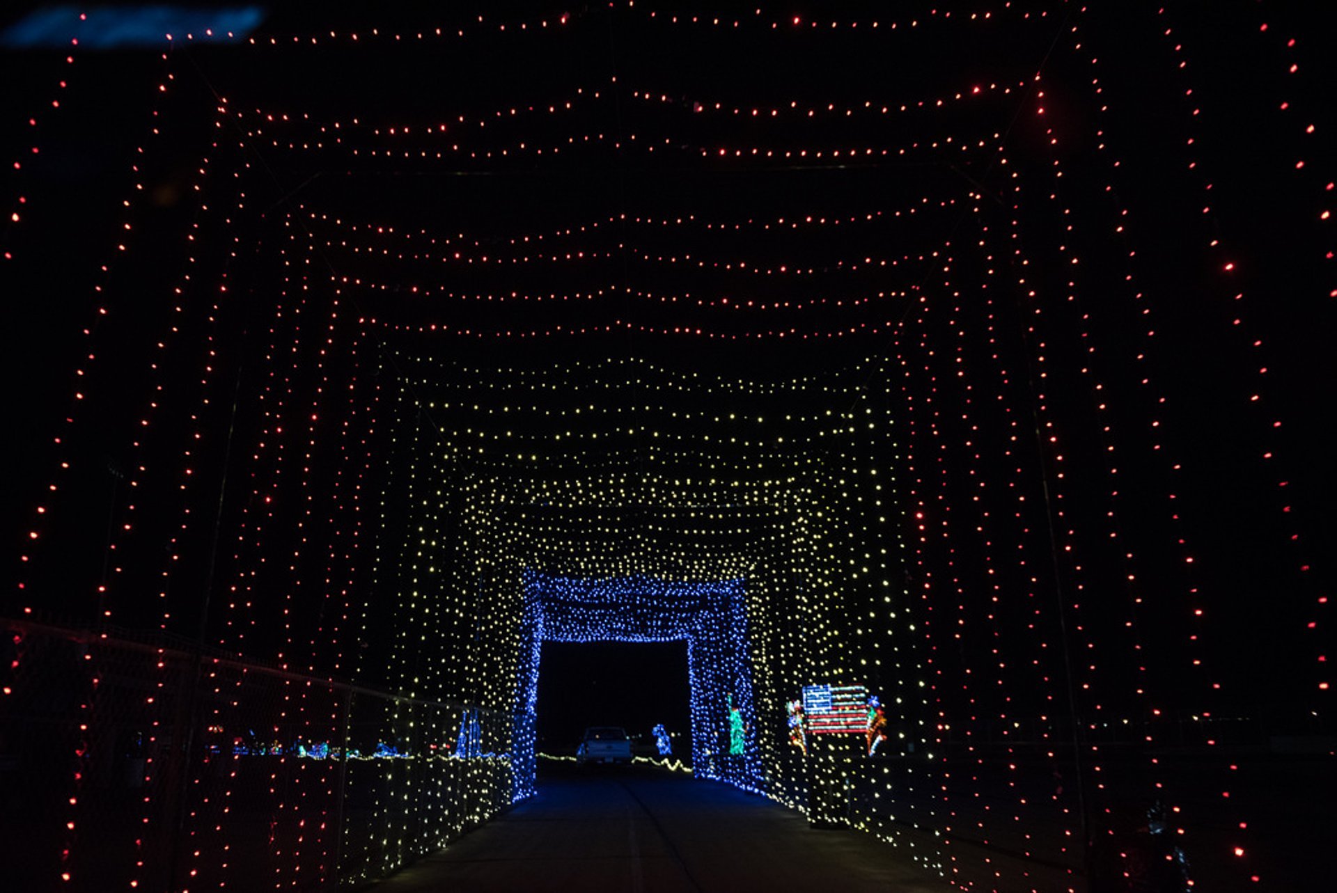 Guida attraverso parchi di luce di Natale