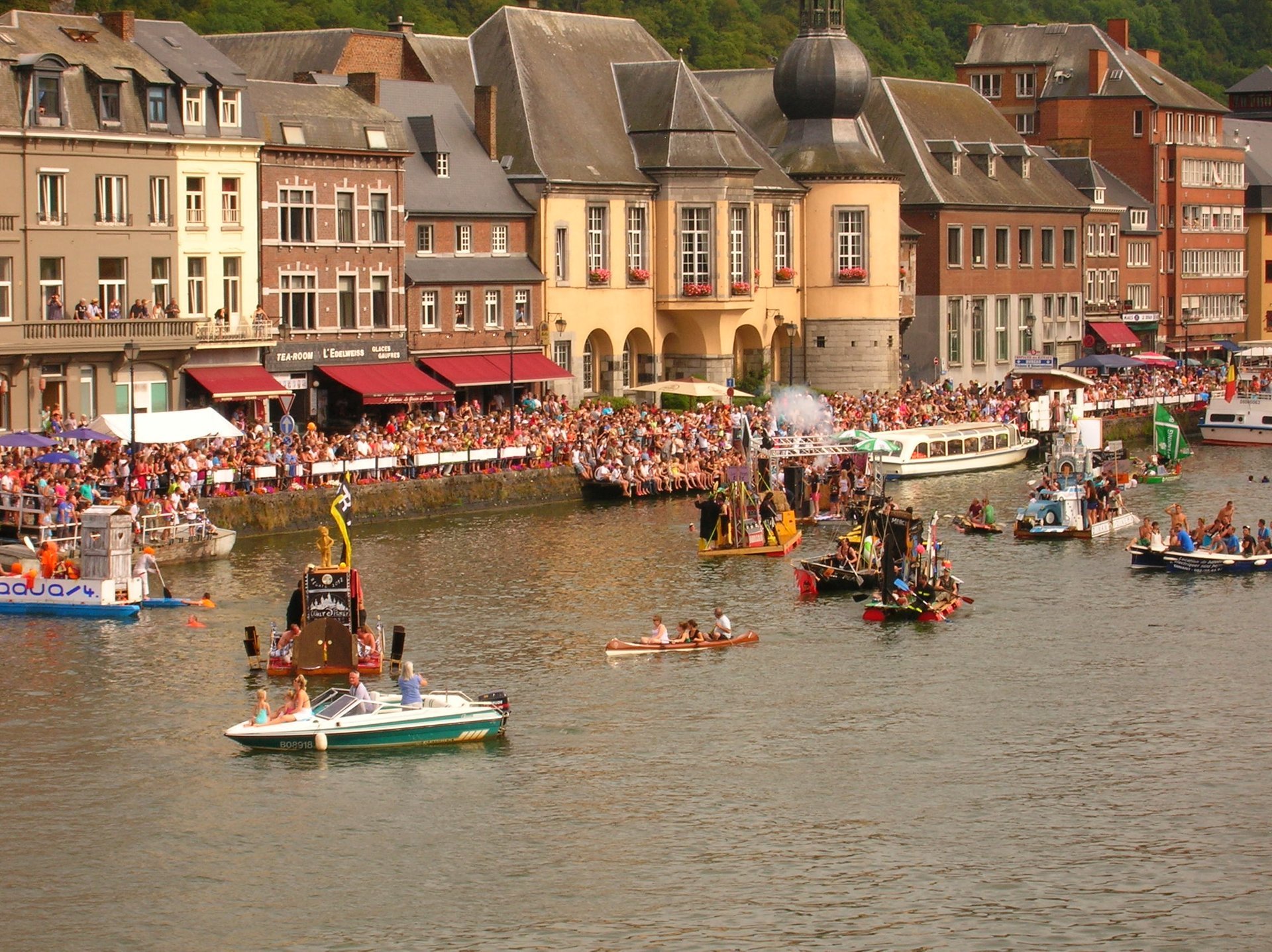 Regata Internazionale delle Vasche da Bagno a Dinant