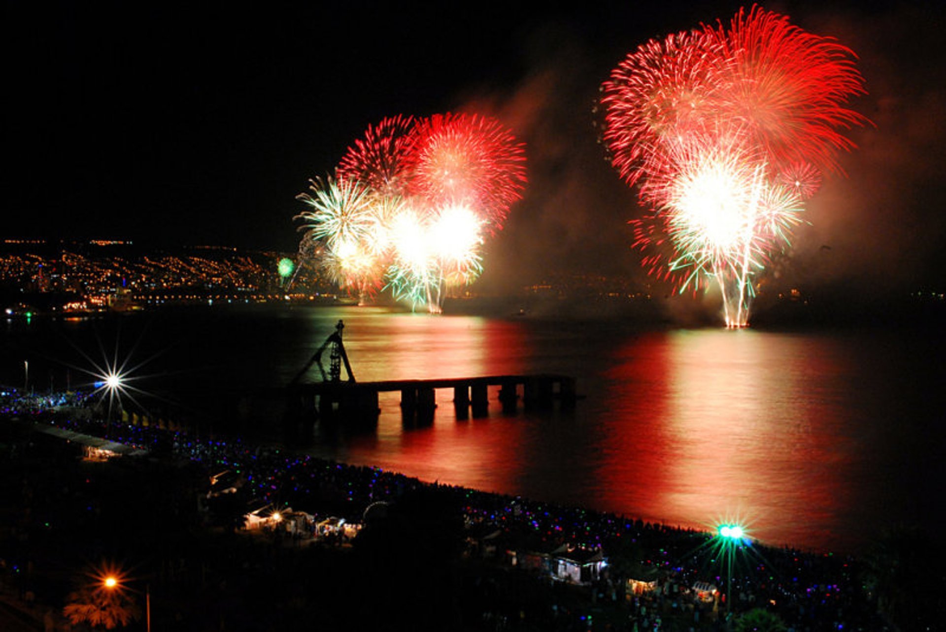 Pirotecnia para el Año Nuevo en el mar en Valparaíso fue